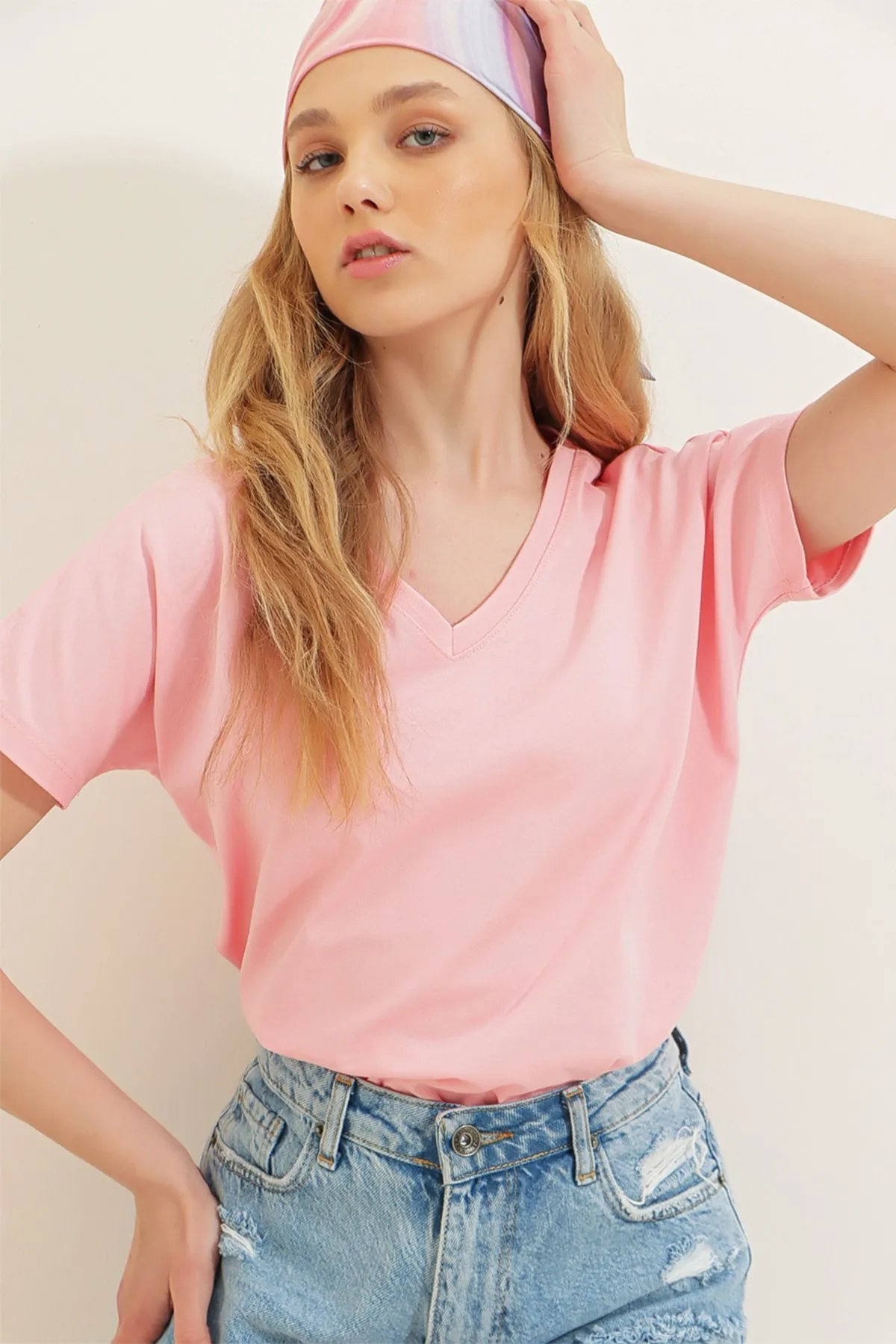 Trend Alaçatı Stili  Damen-Puder-Basic-T-Shirt mit V-Ausschnitt ALC-1045-A