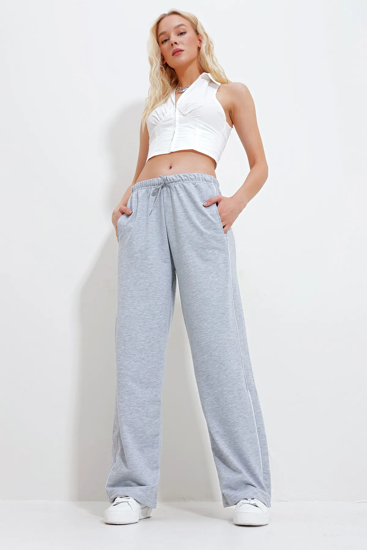 Trend Alaçatı Stili  Graue Damen-Jogginghose mit doppelten seitlichen Taschen, gerippt und weitem Bein ALC-X11984