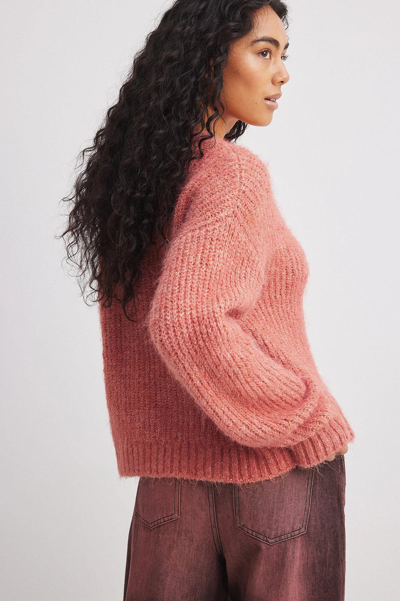 Melierter Strickpullover mit Rundhalsausschnitt