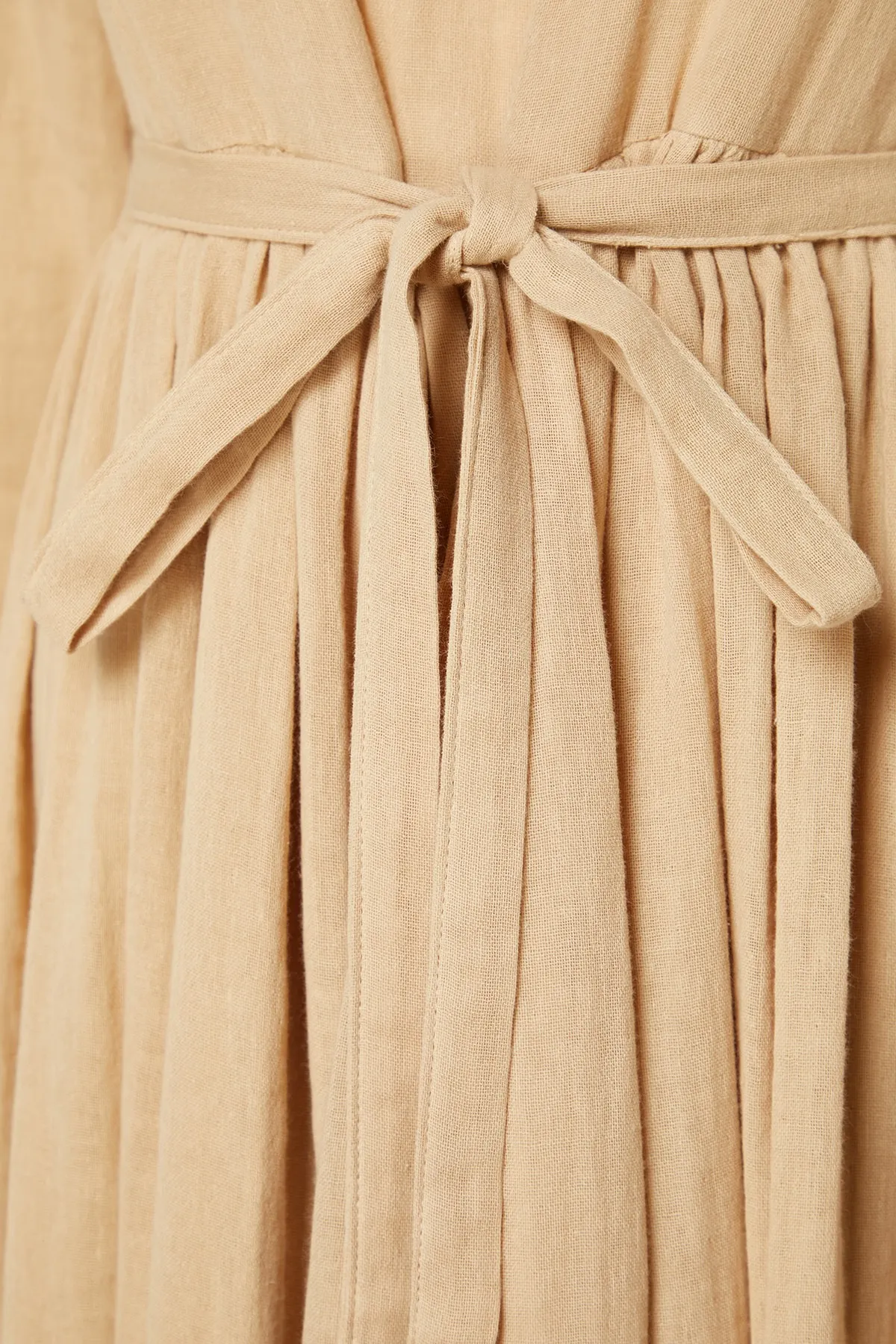 Trendyol Modest  Nerzfarbenes Kleid aus 100 % gewebtem Musselin mit Gürtel und bequemer Passform, gefüttert, TCTSS23EB00048