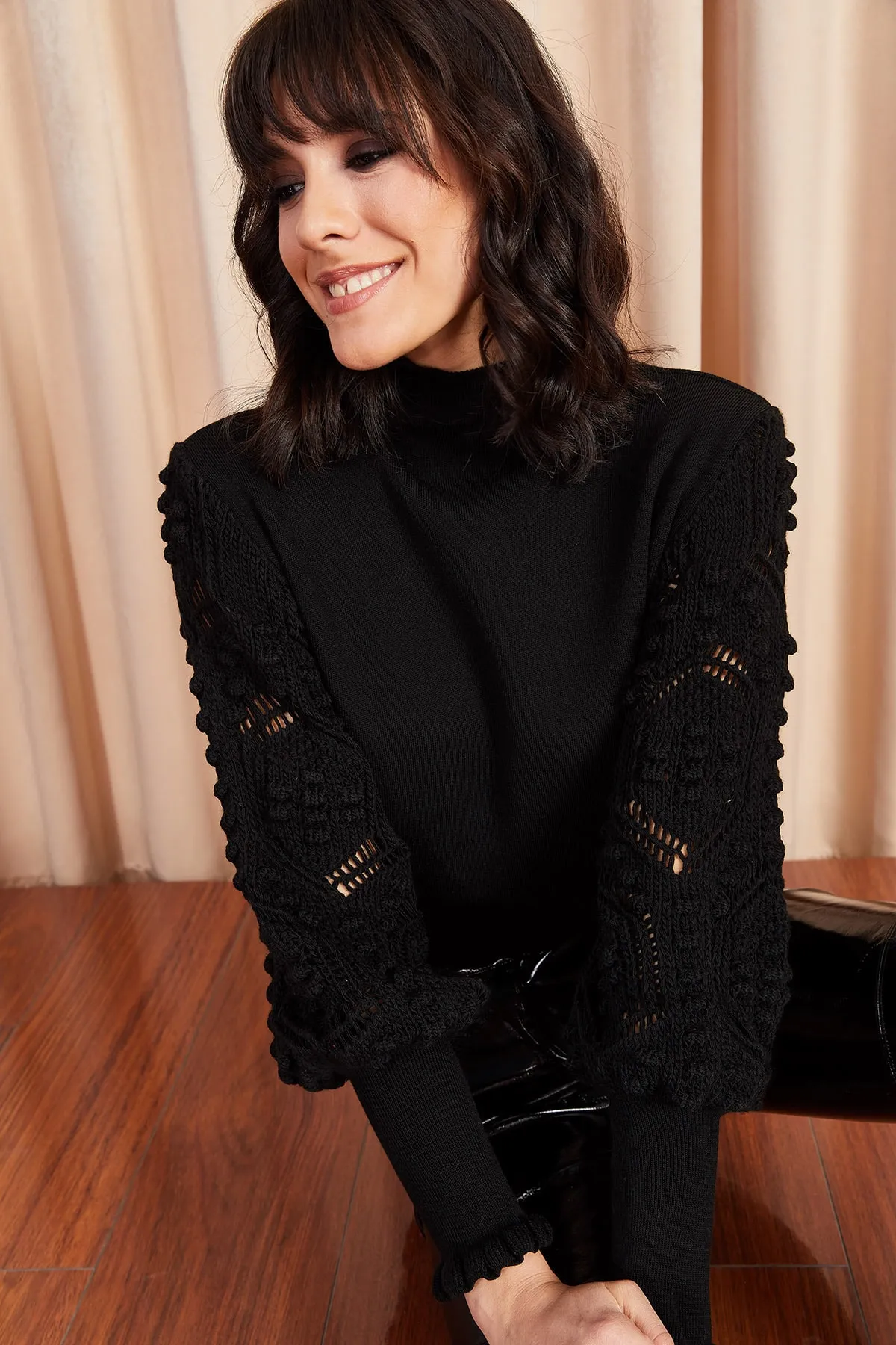 Olalook  Schwarzer Damen-Strickpullover mit Ärmeldetails und weicher Struktur KZK-19000175