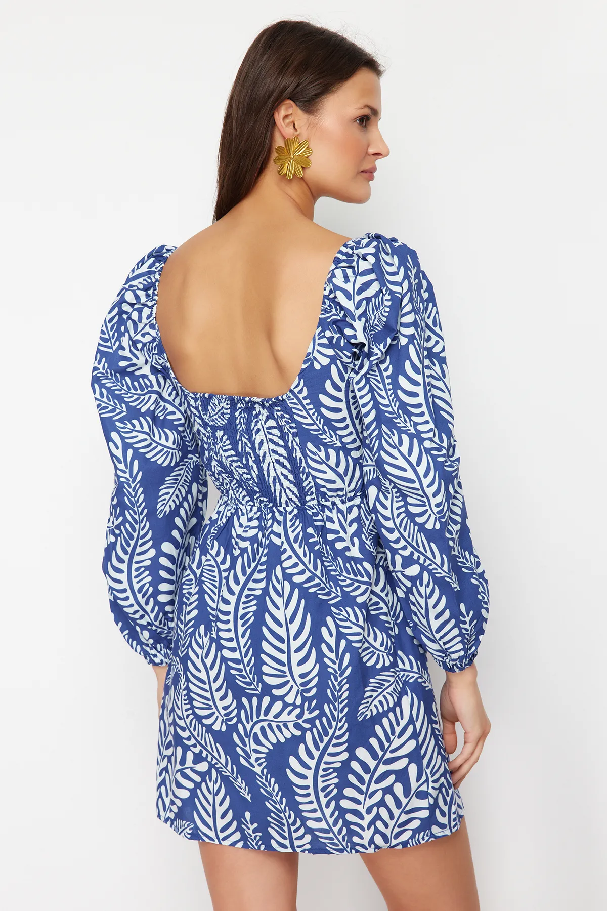 Trendyol Collection  Gewebtes Mini-Strandkleid mit Cut-out/Fensterausschnitt und tropischem Print TBESS23EL00175
