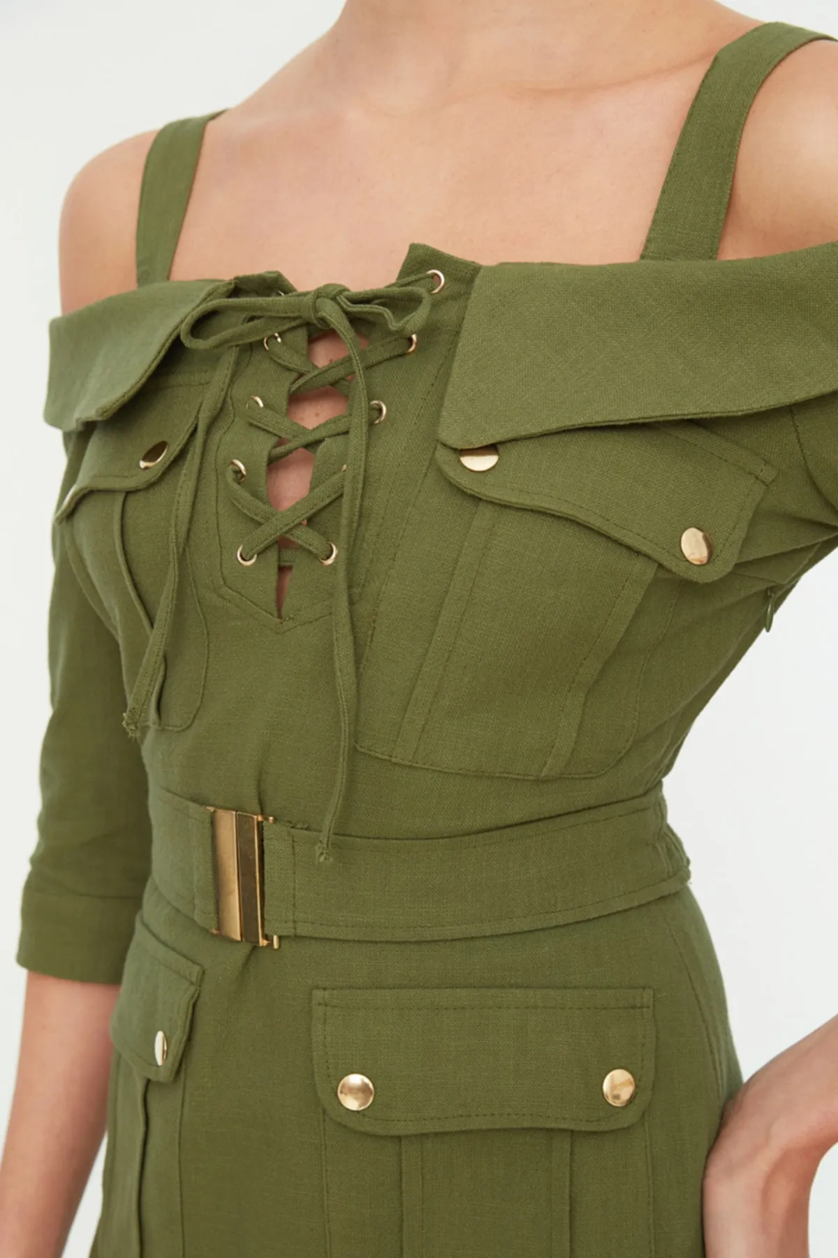 Trendyol Collection  Khakifarbenes, gewebtes Kleid mit Vogelaugenmuster und Gürtel TWOSS21EL1111