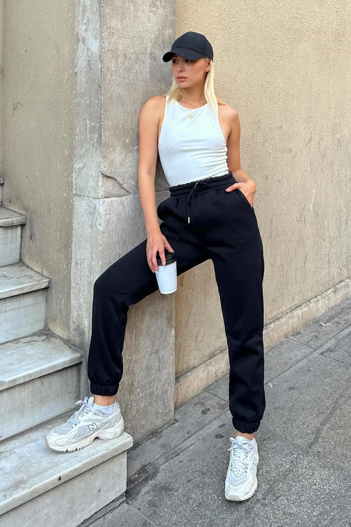 Swist  Schwarze Damen-Jogginghose mit hohem Bund und elastischem Bund innen