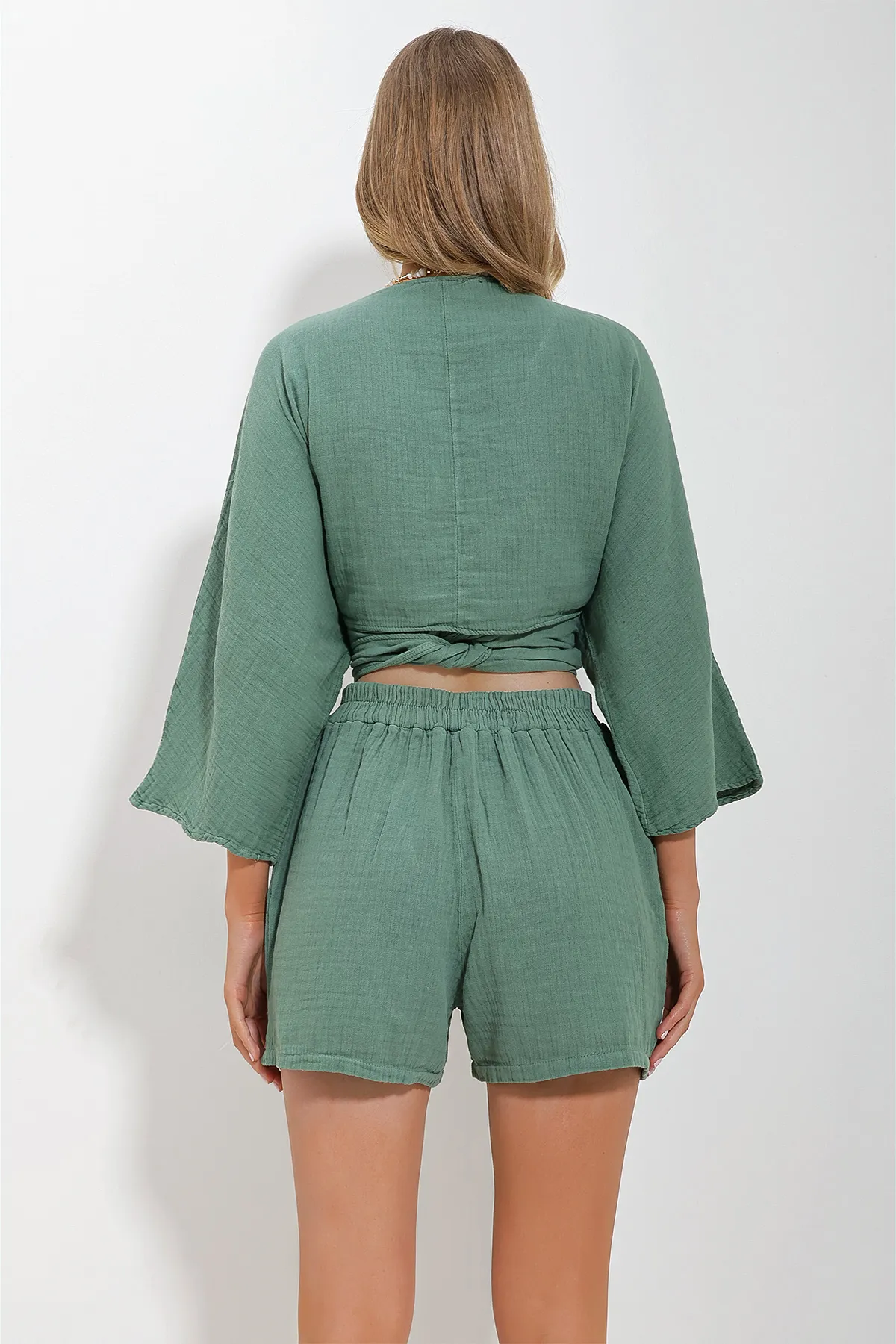 Trend Alaçatı Stili  Khakifarbene Shorts aus gewaschenem Musselin-Leinen für Damen mit zwei Taschen und elastischem Bund ALC-X11641