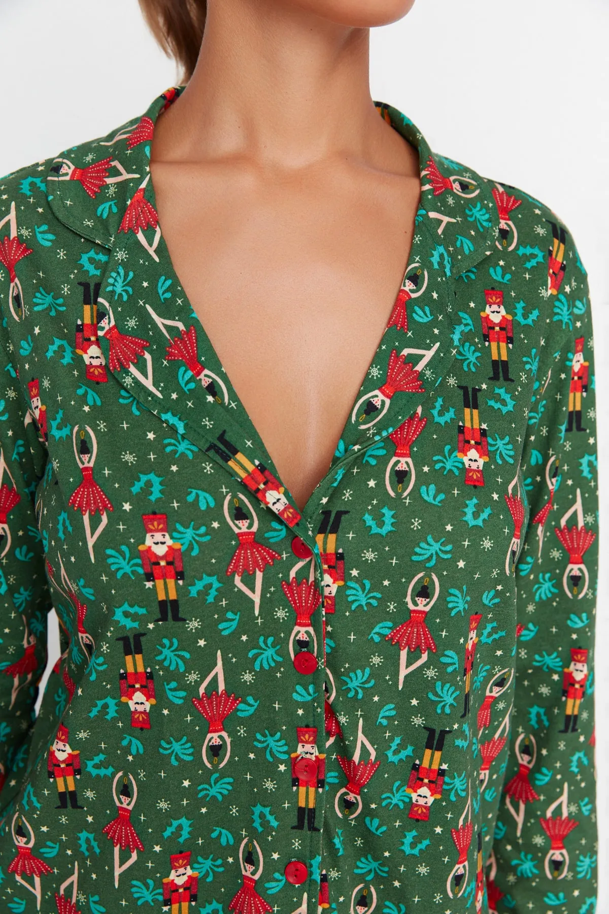 Trendyol Collection  Mehrfarbiges Strick-Pyjama-Set aus 100 % Baumwolle mit Weihnachtsmotiv THMAW23PT00311