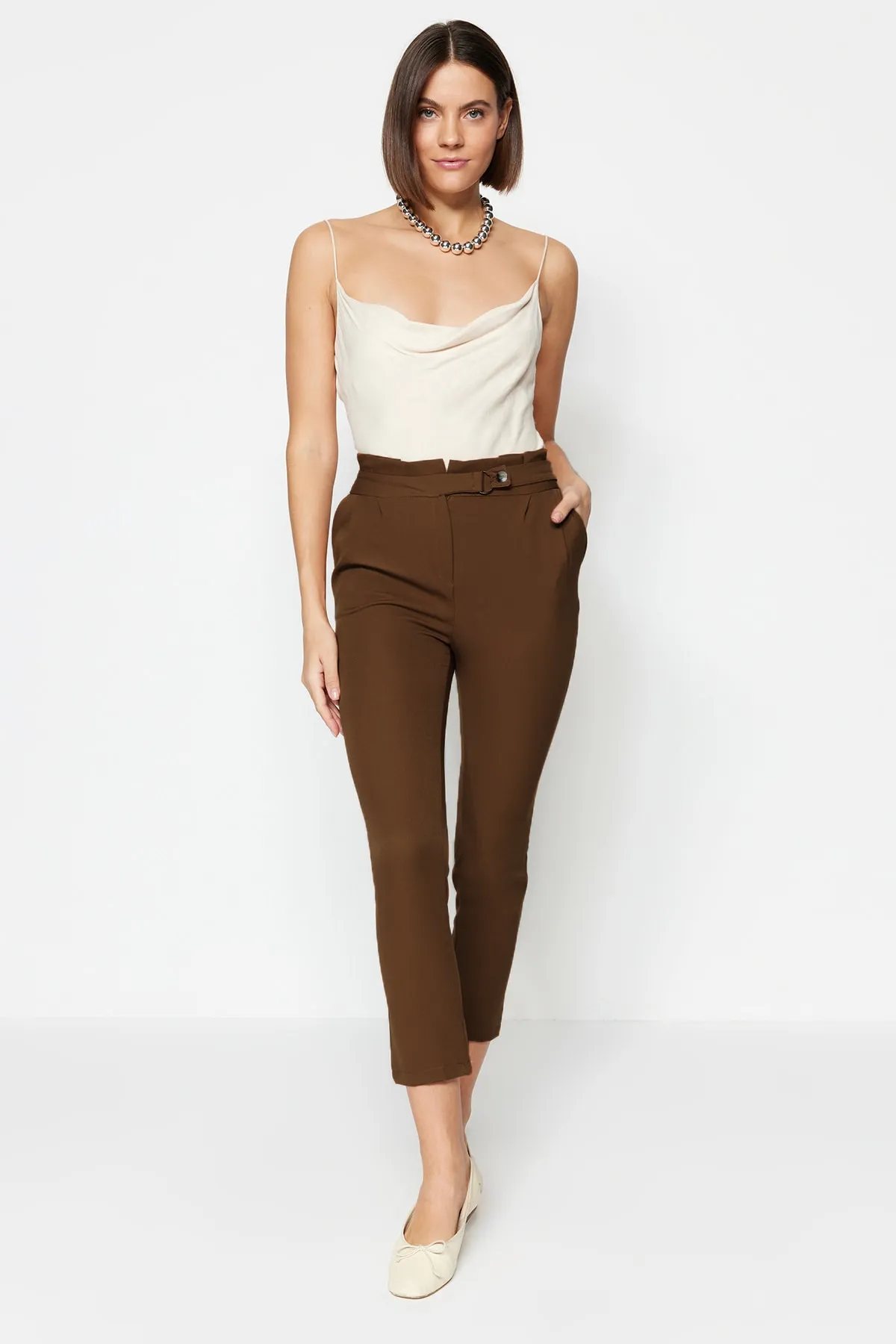 Trendyol Collection  Braune Karotte mit schmalem Beingürtel, detaillierte plissierte Webhose TWOSS20PL0131