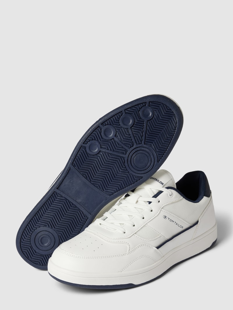 Sneaker mit Label-Details in weiß