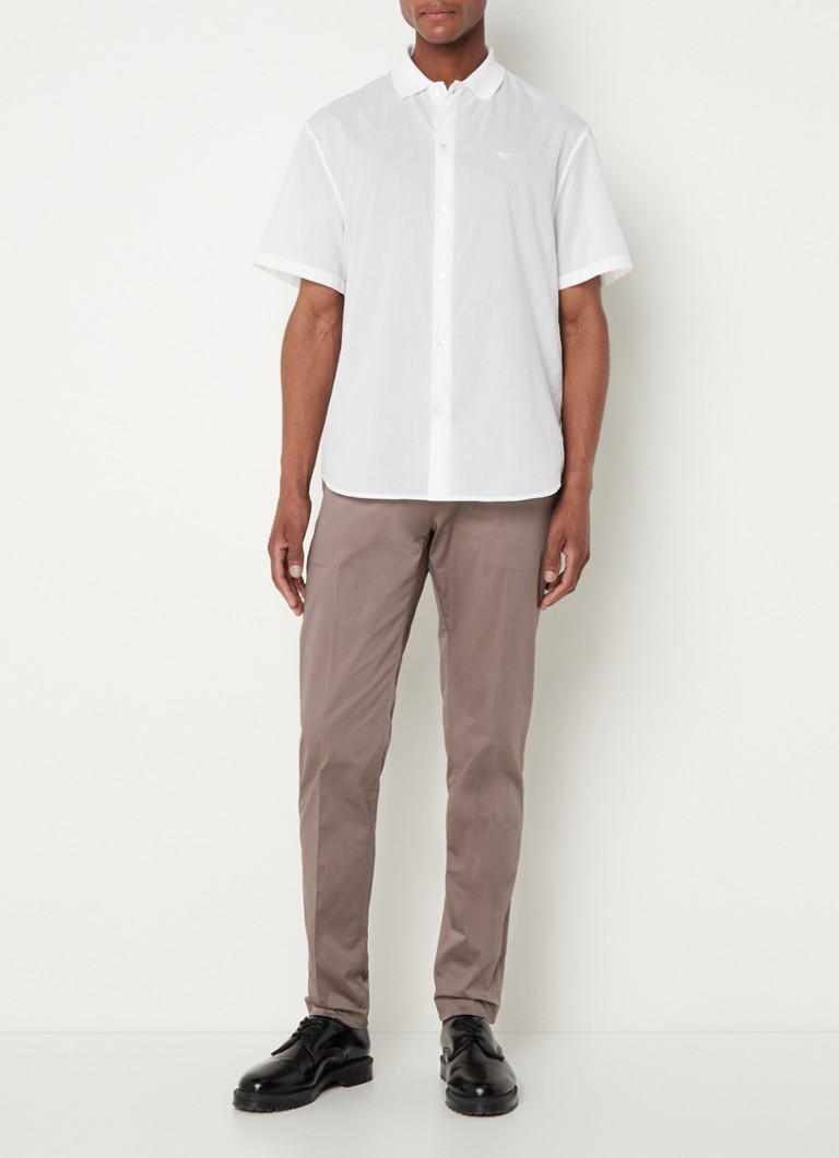 Pantaloni chino slim fit de la Emporio Armani, cu buzunare laterale și inserții elastice.