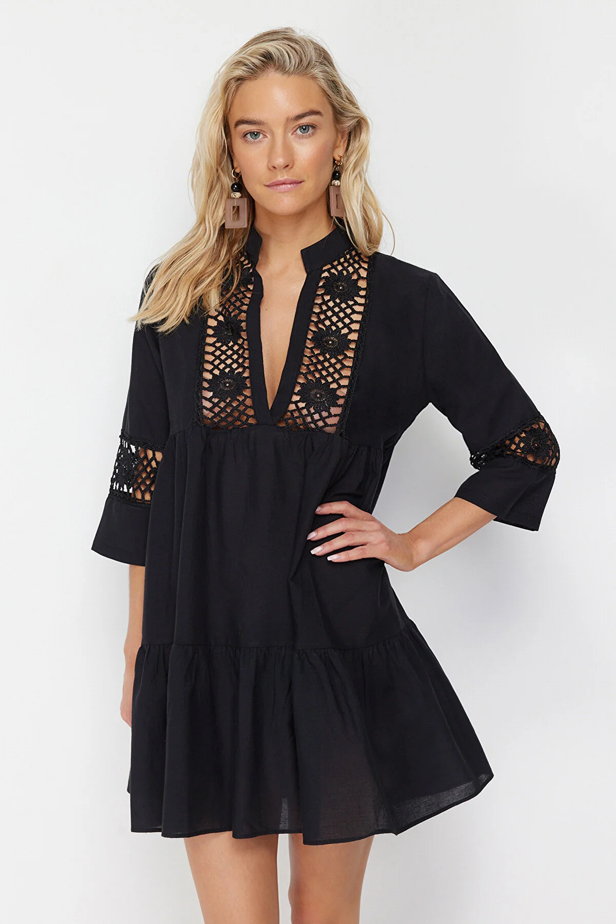 Trendyol Collection  Schwarzes Mini-Strandkleid aus 100 % Baumwolle mit gewebter Spitze und Details TBESS20EL0854