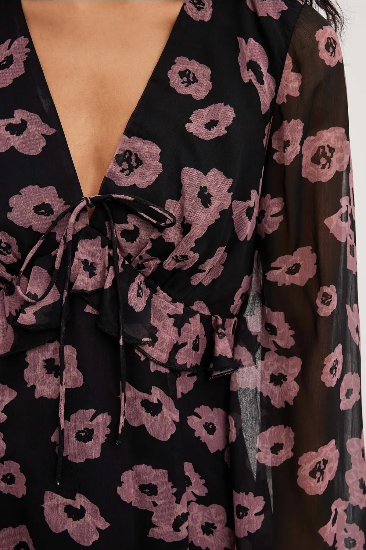 NA-KD  Fließendes Minikleid mit Rüschendetail.