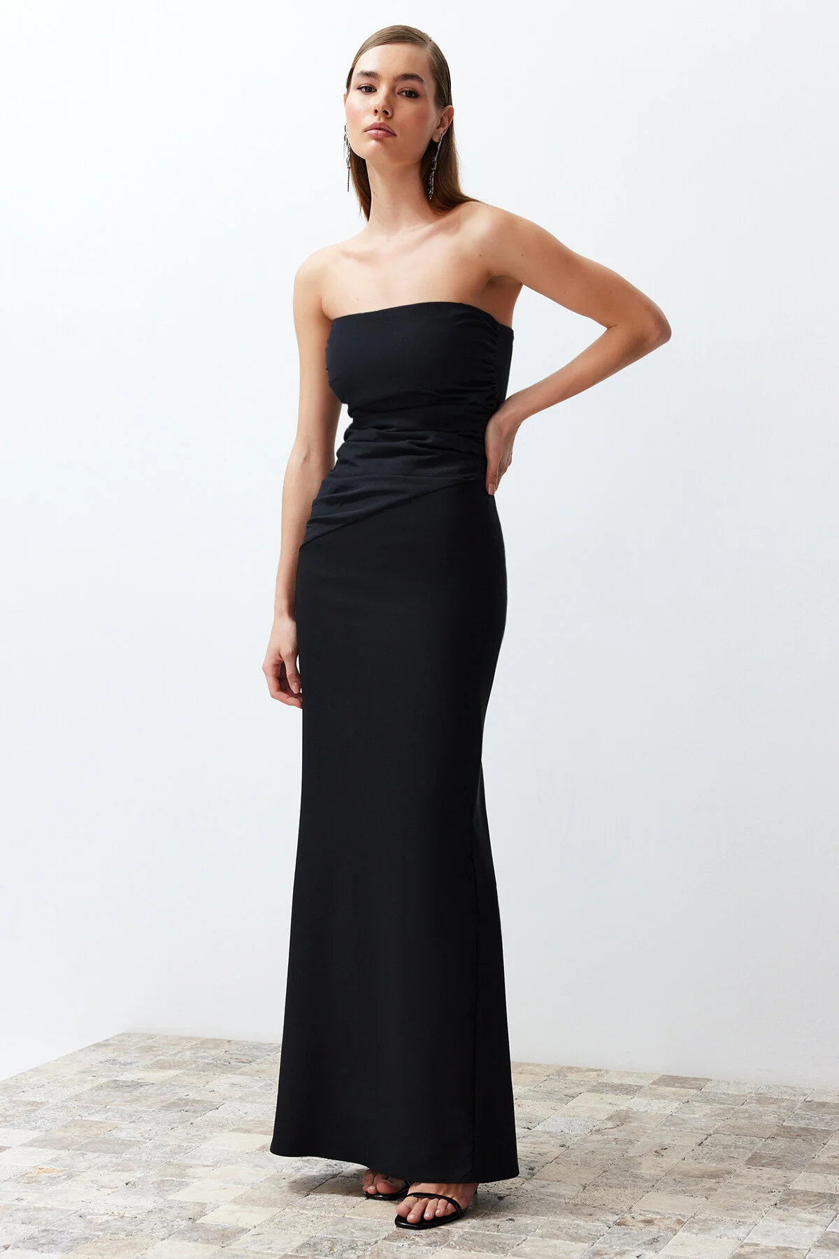 Trendyol Collection  Schwarzes, körperbetontes, gewebtes langes Abendkleid TPRSS24AE00053