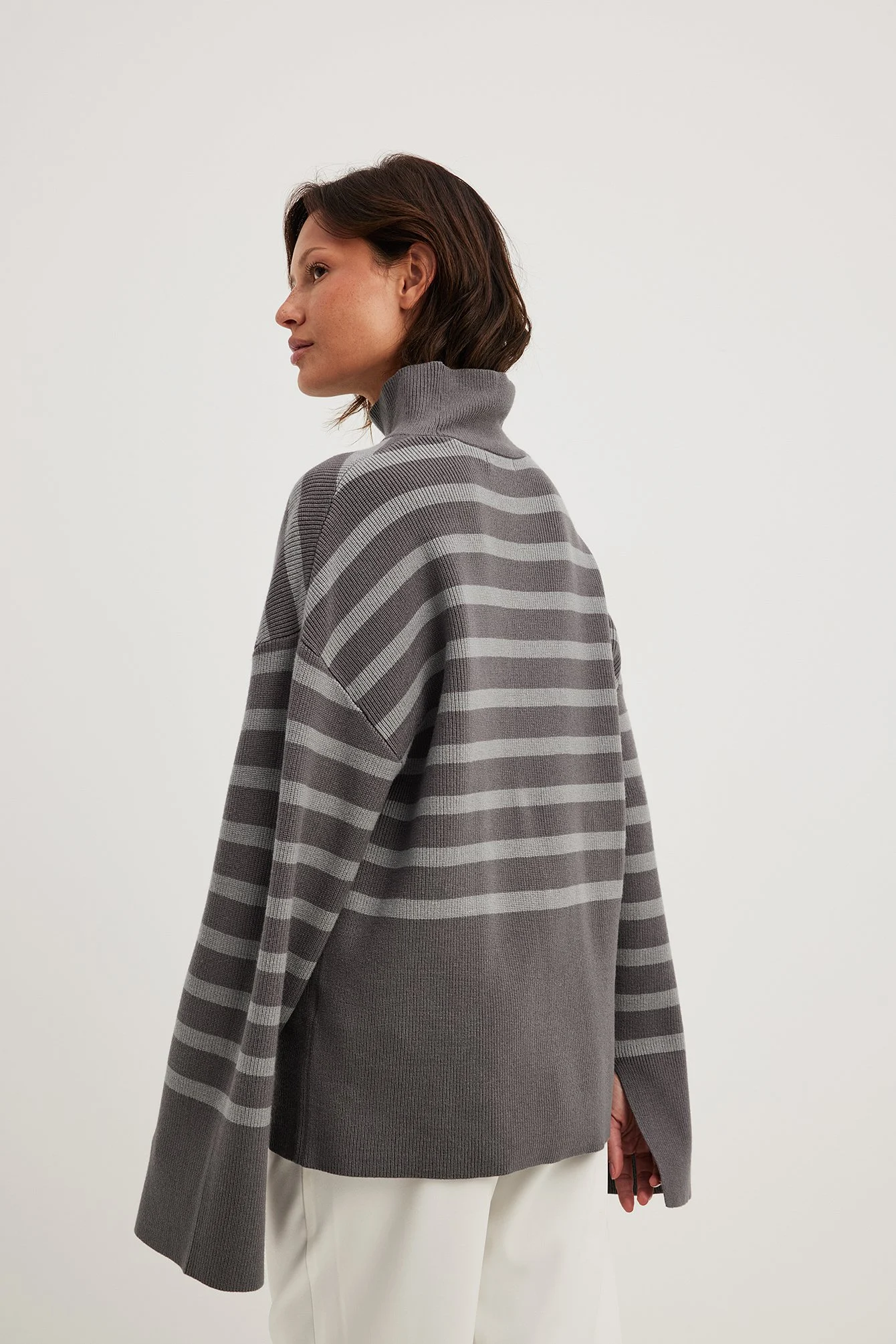 Gestreifter Strickpullover mit Rollkragen