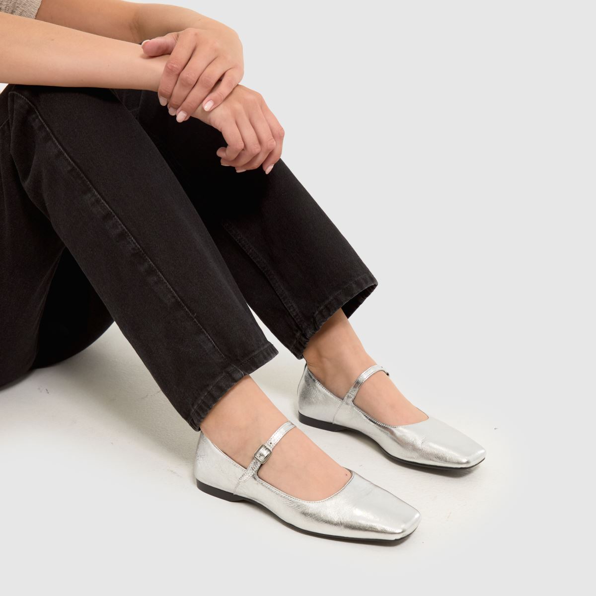 Vagabond Shoemakers – Delia – Silverfärgade ballerinaskor med Mary Jane-motiv