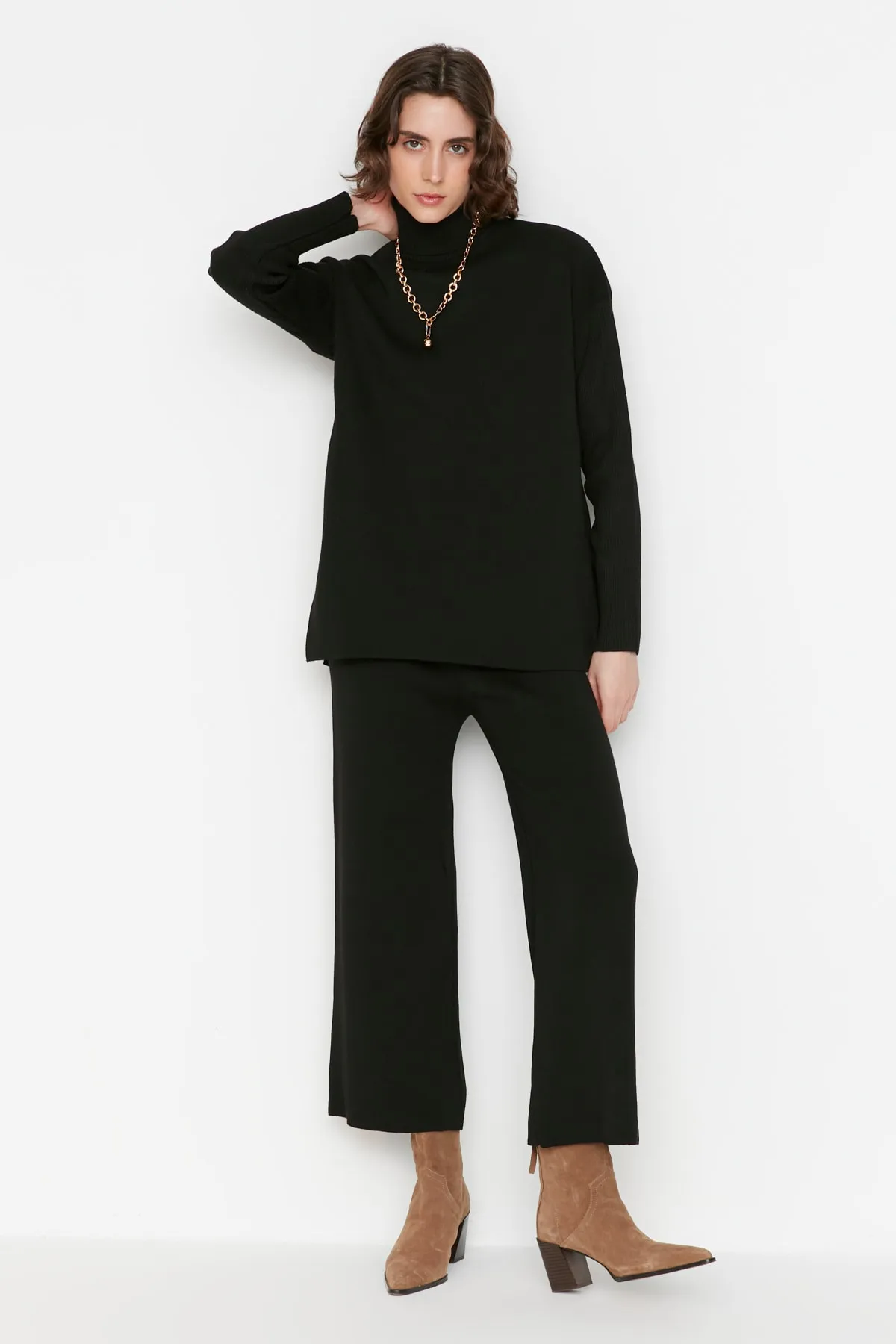Trendyol Collection  Schwarzes Rollkragenpullover-Hosen-Set aus Strickoberteil und -unterteil mit Schlitzdetail TWOAW22AU0102
