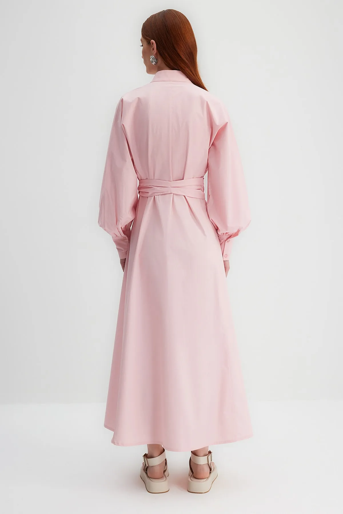Trendyol Modest  X Kevser Sarıoglu Rosa Kleid aus 100 % gewebtem Baumwollpopeline mit breitem Gürtel TCLSS23DB00009