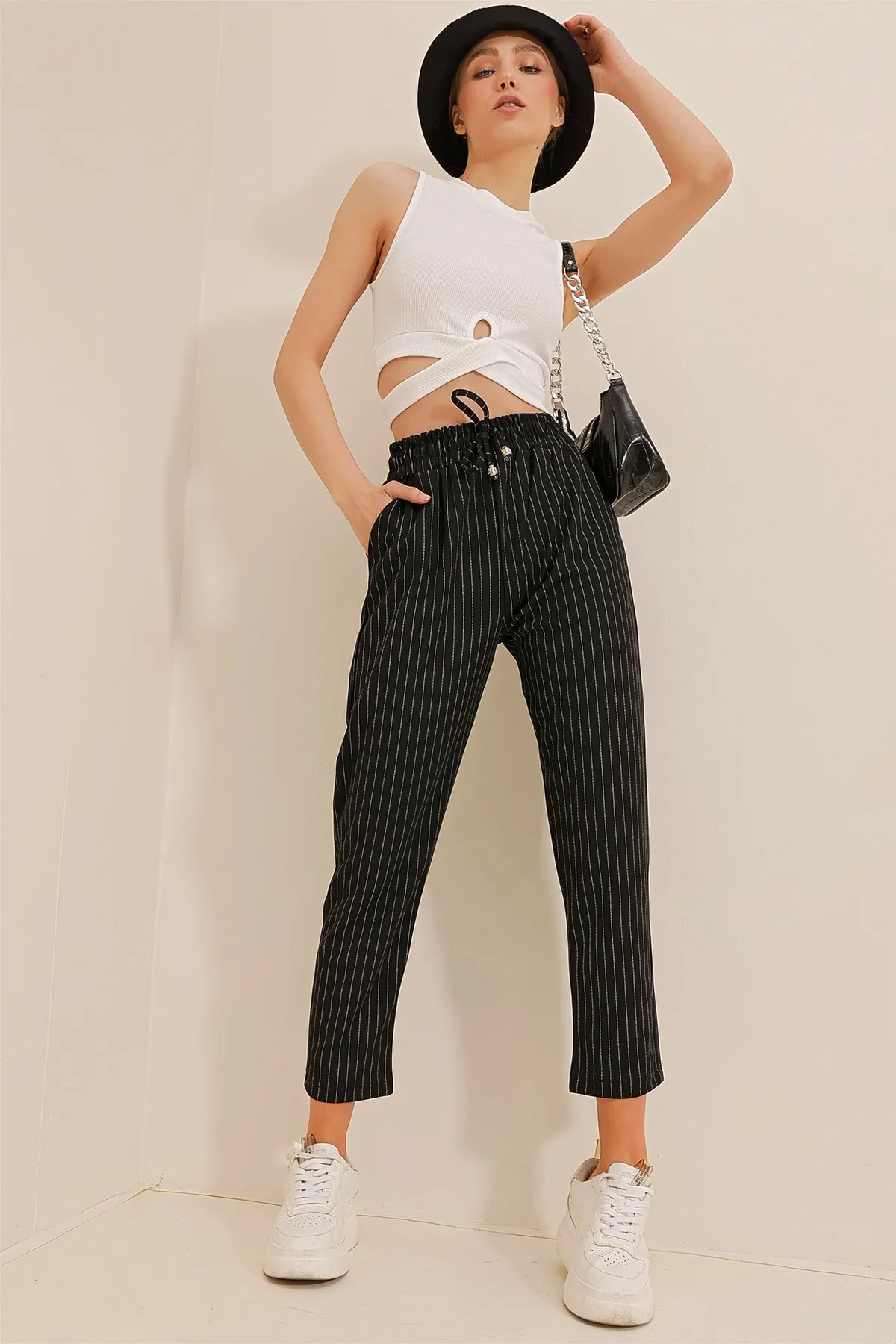 Trend Alaçatı Stili  Schwarze Damenhose mit hoher Taille und doppelter Tasche, gestreift, lässig geschnitten, ALC-X10430