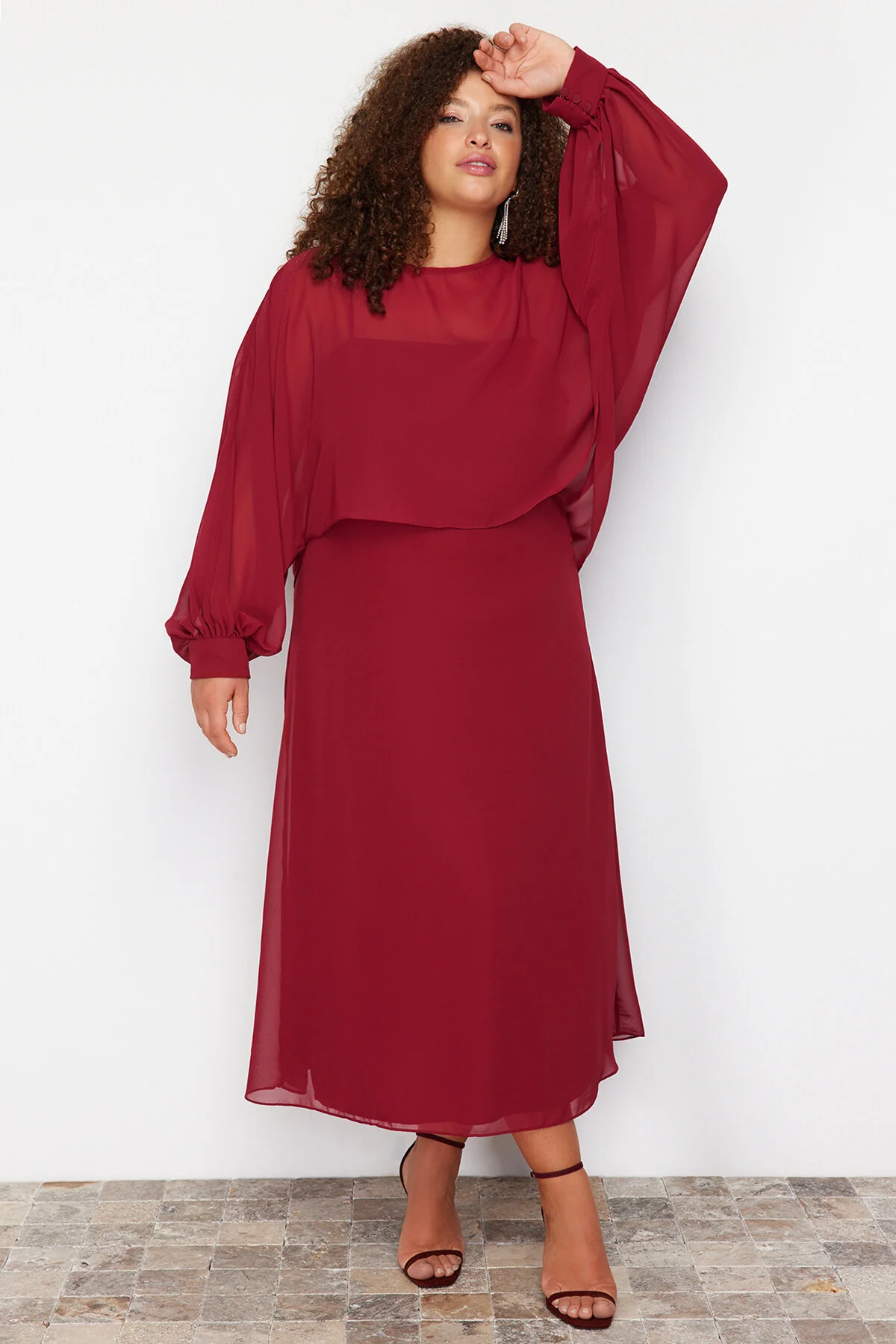 Trendyol Curve  Weinrotes Chiffon-Kleid mit Cape-Detail in Übergröße
