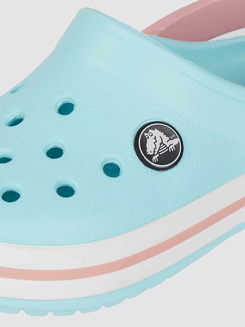 Clogs mit Luftlöchern in hellblau