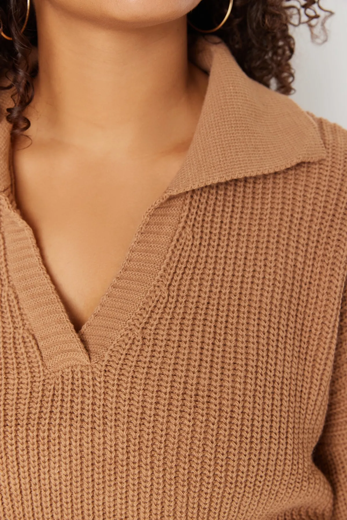 Trendyol Curve  Kamelfarbener Strickpullover mit Hemdkragen