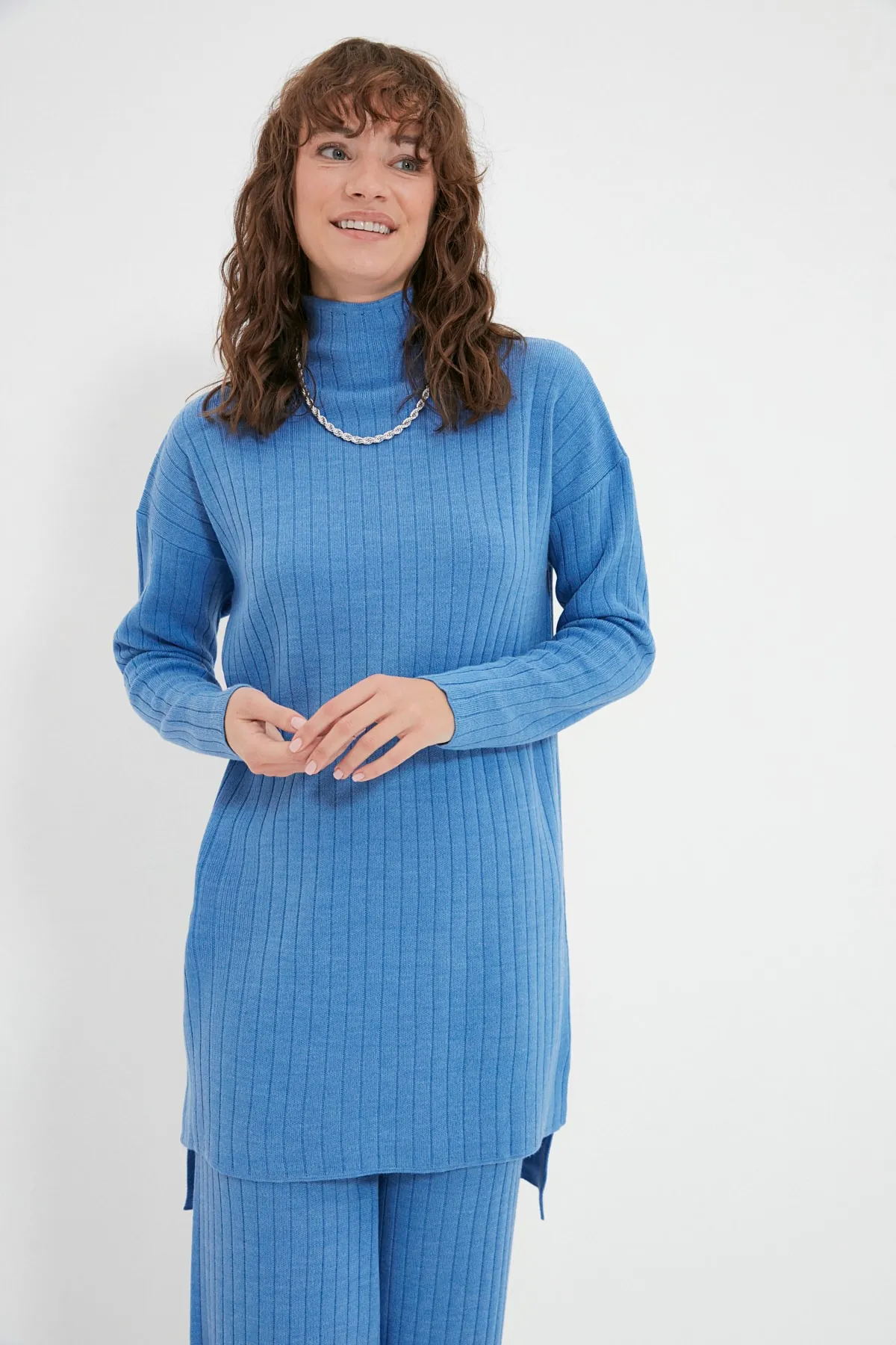 Trendyol Modest  Blaues Strickset mit geripptem Rollkragenpullover und Hose TCTAW22US0101