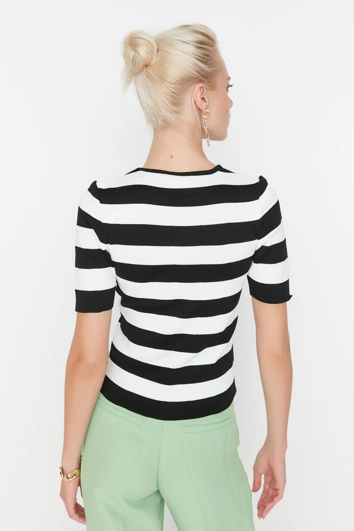 Trendyol Collection  Schwarze Strickbluse mit Farbblockdesign TWOAW23BZ00015