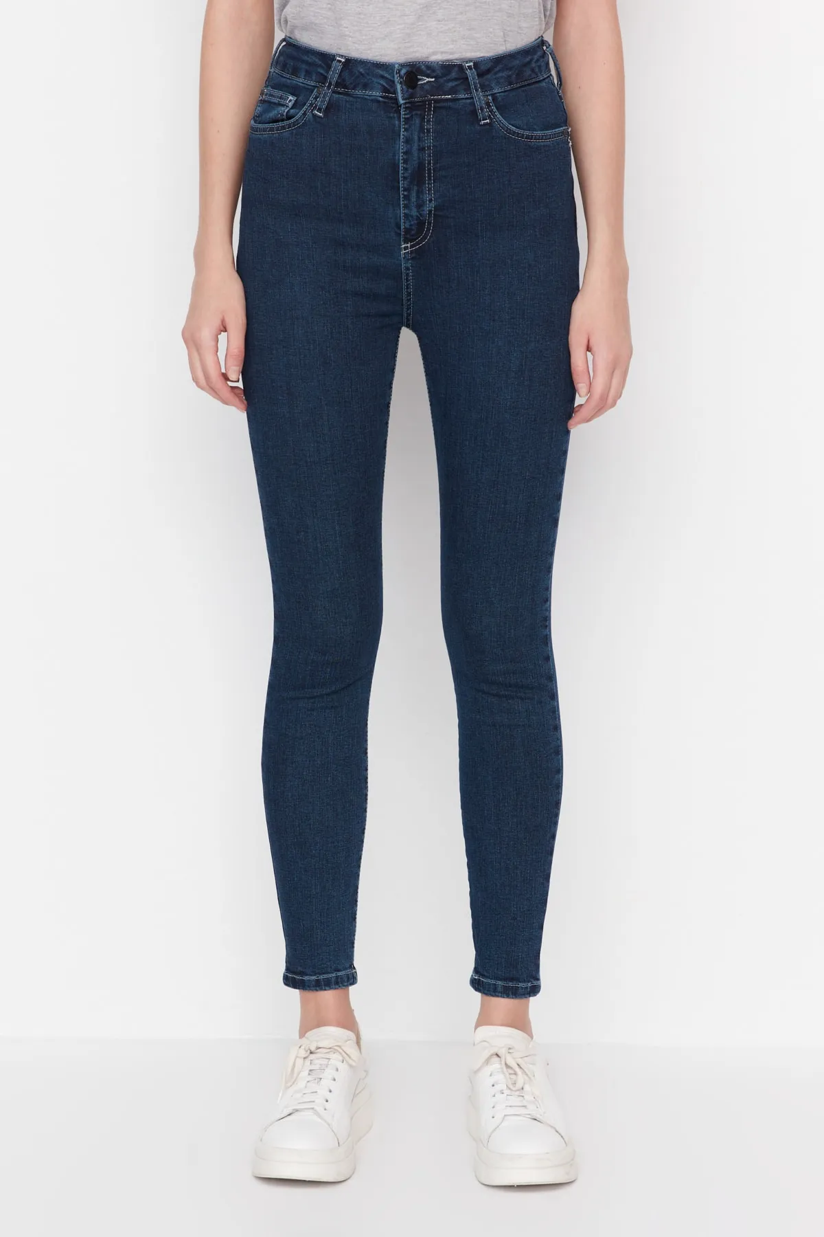 Trendyol Collection  Dunkelblaue Skinny Jeans mit Kontrastnähten und hoher Taille TWOAW23JE00443
