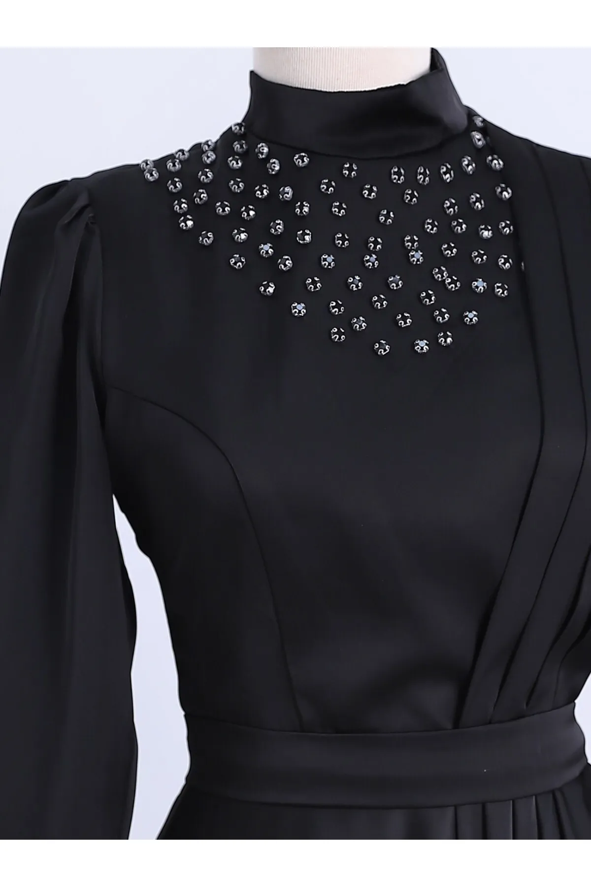 Modamorfo  Abendkleid aus Satin mit hohem Kragen und bestreuten Steinen