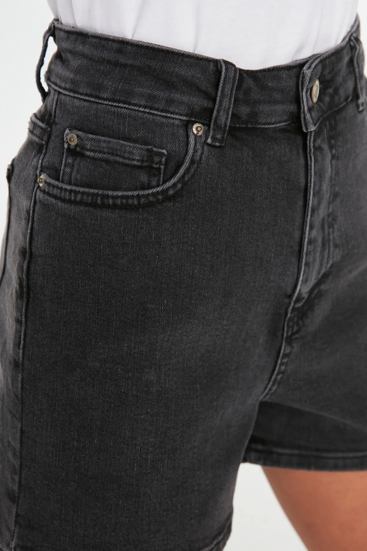 Trendyol Collection  Anthrazitfarbene Mom-Jeansshorts mit hoher Taille TWOSS20SR0210