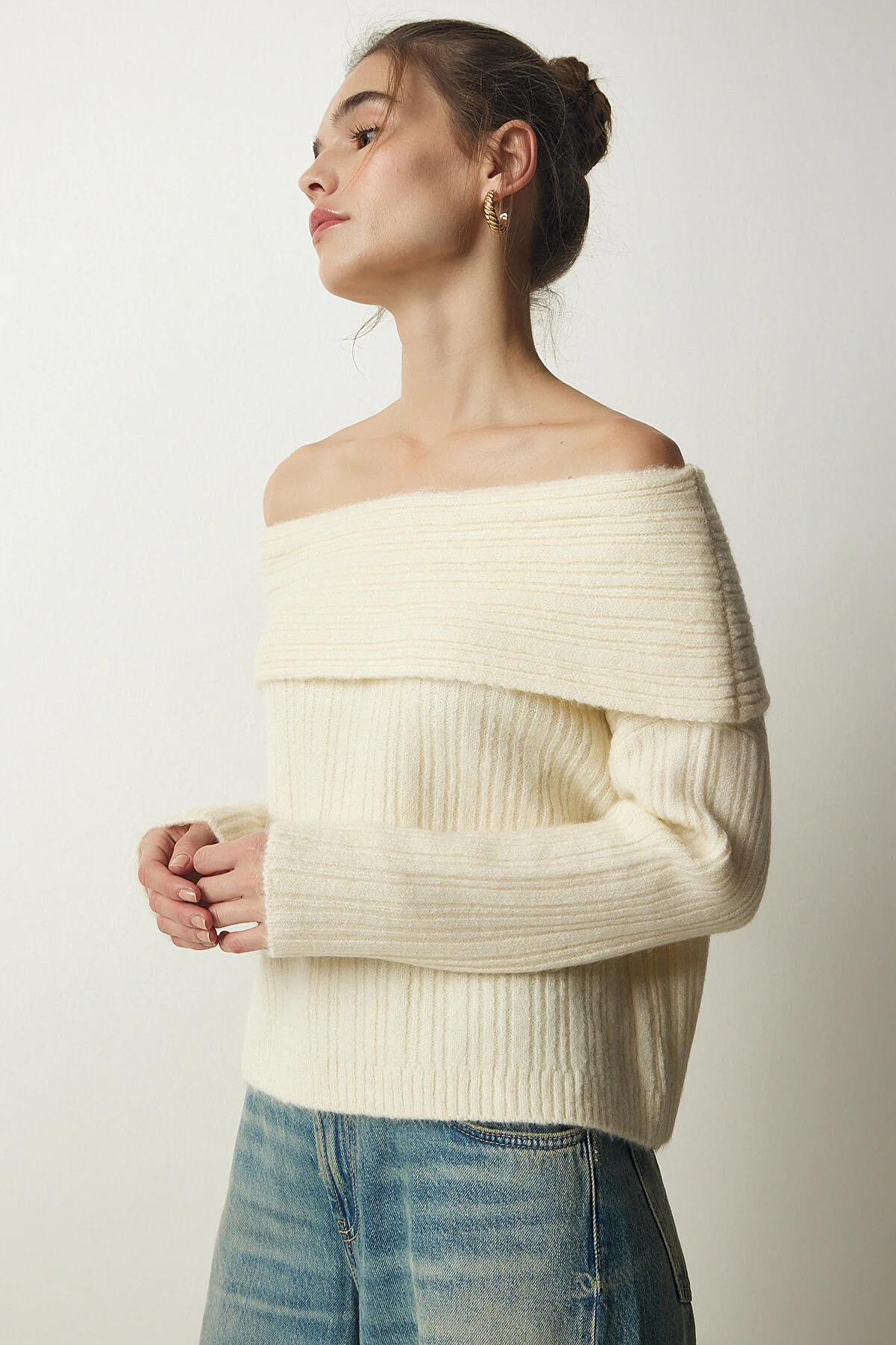 Happiness İstanbul  Cremefarbener Damen-Strickpullover mit Madonna-Kragen PF00049