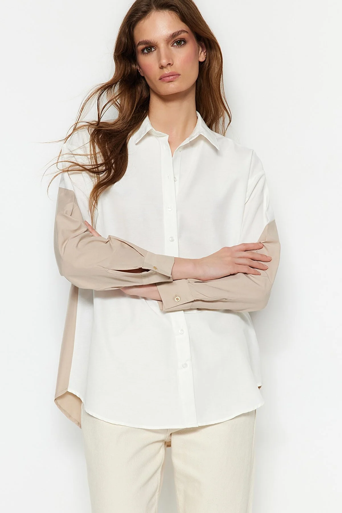 Trendyol Collection  Ecrufarbenes, gewebtes Boyfriend-Hemd in Colour-Block-Optik mit weitem Schnitt TWOSS23GO00393