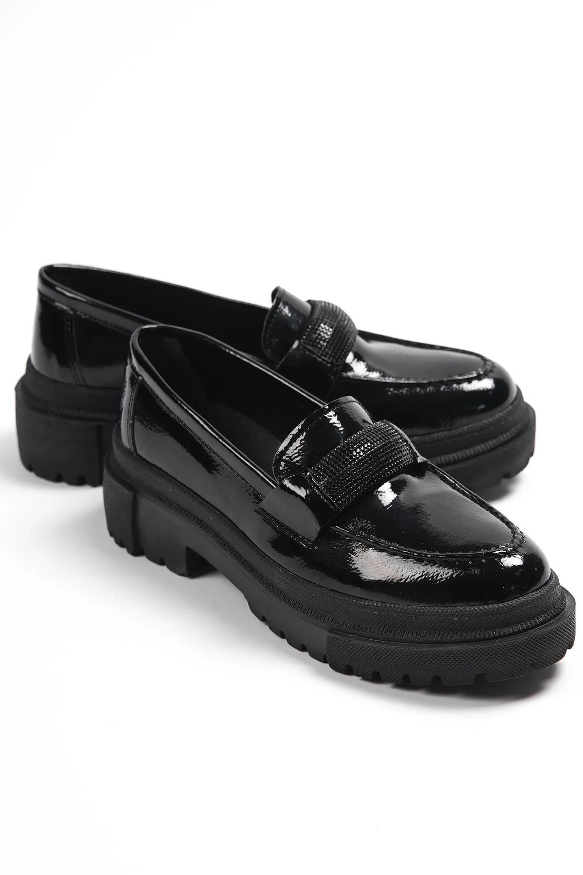 Capone Outfitters  Capone Damen-Loafer mit ovaler Zehenpartie, Steinschnalle und Trac-Sohle, faltiges Lackleder in Schwarz