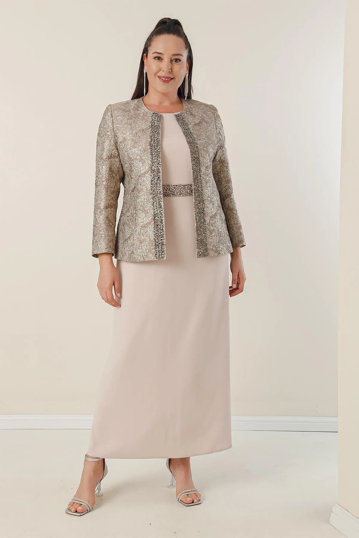 By Saygı  2-teiliges Set aus ärmellosem, langem Kreppkleid mit perlenbesetzter Taille, vorne, perlenbesetzter Jacquard-Jacke und gefüttertem Plus-Size-Set