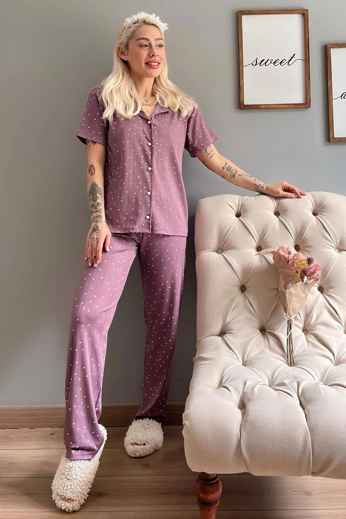 Pijamaevi  Kurzärmliger Damen-Pyjama mit violettem Punktmuster und gestrickter Vorderseite und Knöpfen