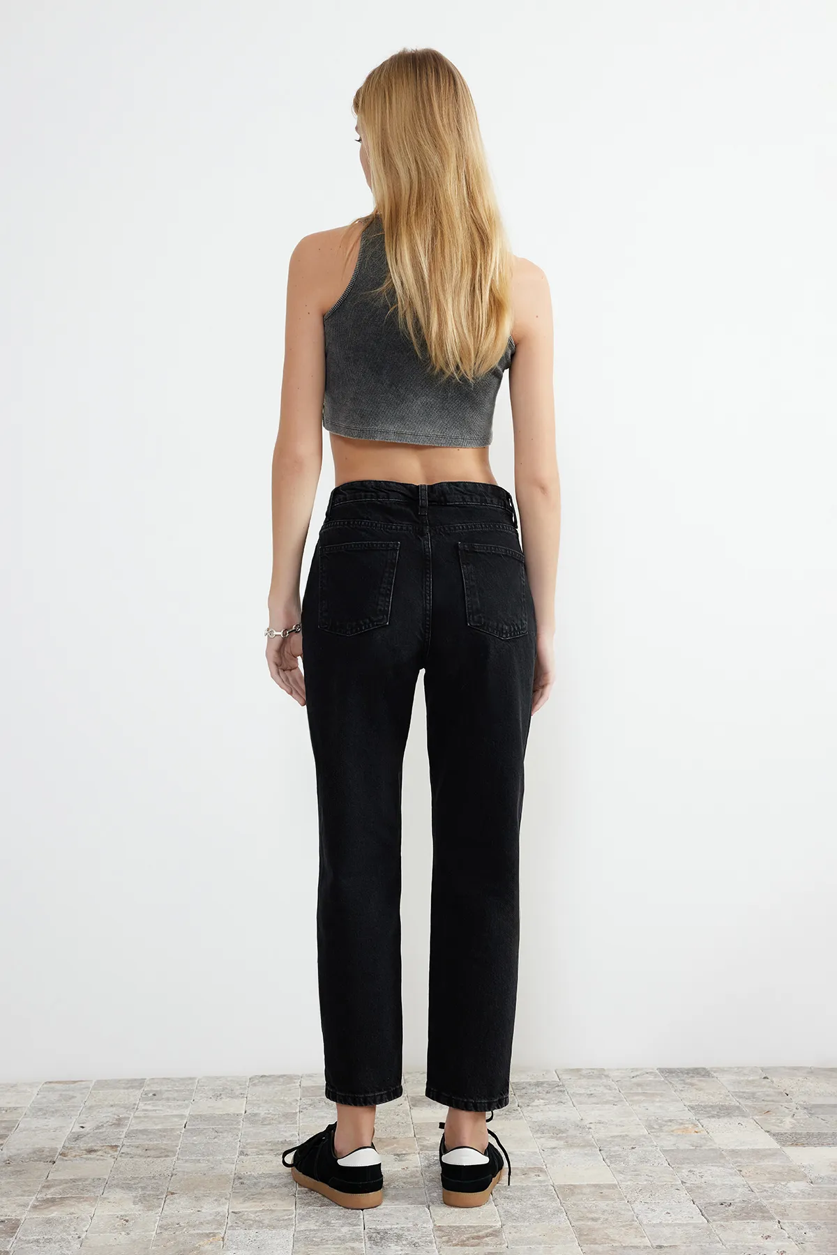 Trendyol Collection  Schwarze Mom-Jeans mit hoher Taille TWOAW24JE00076