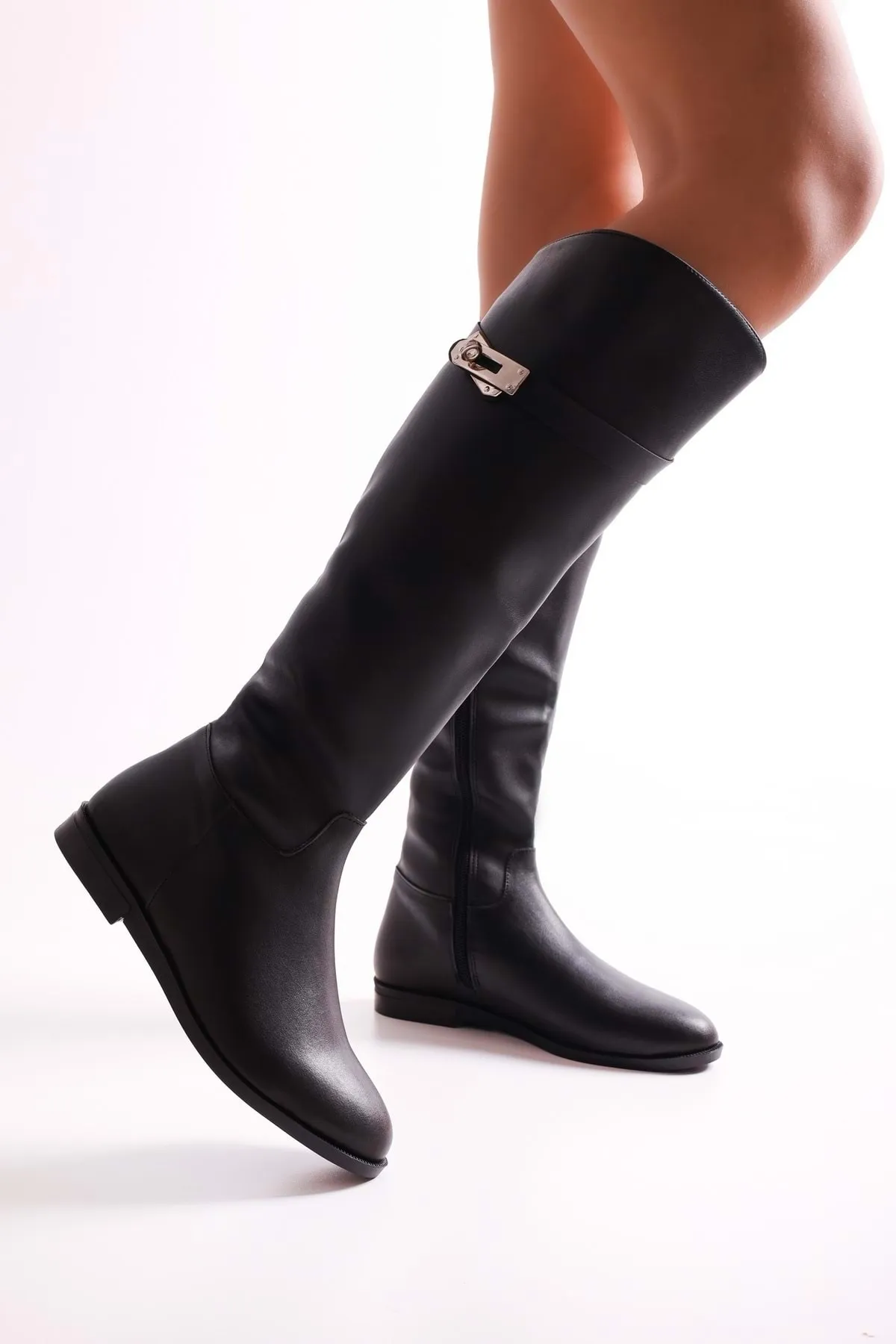 Shoeberry  Damen-Stiefel Meroni aus schwarzem Leder mit Schnalle. Schwarzes Leder