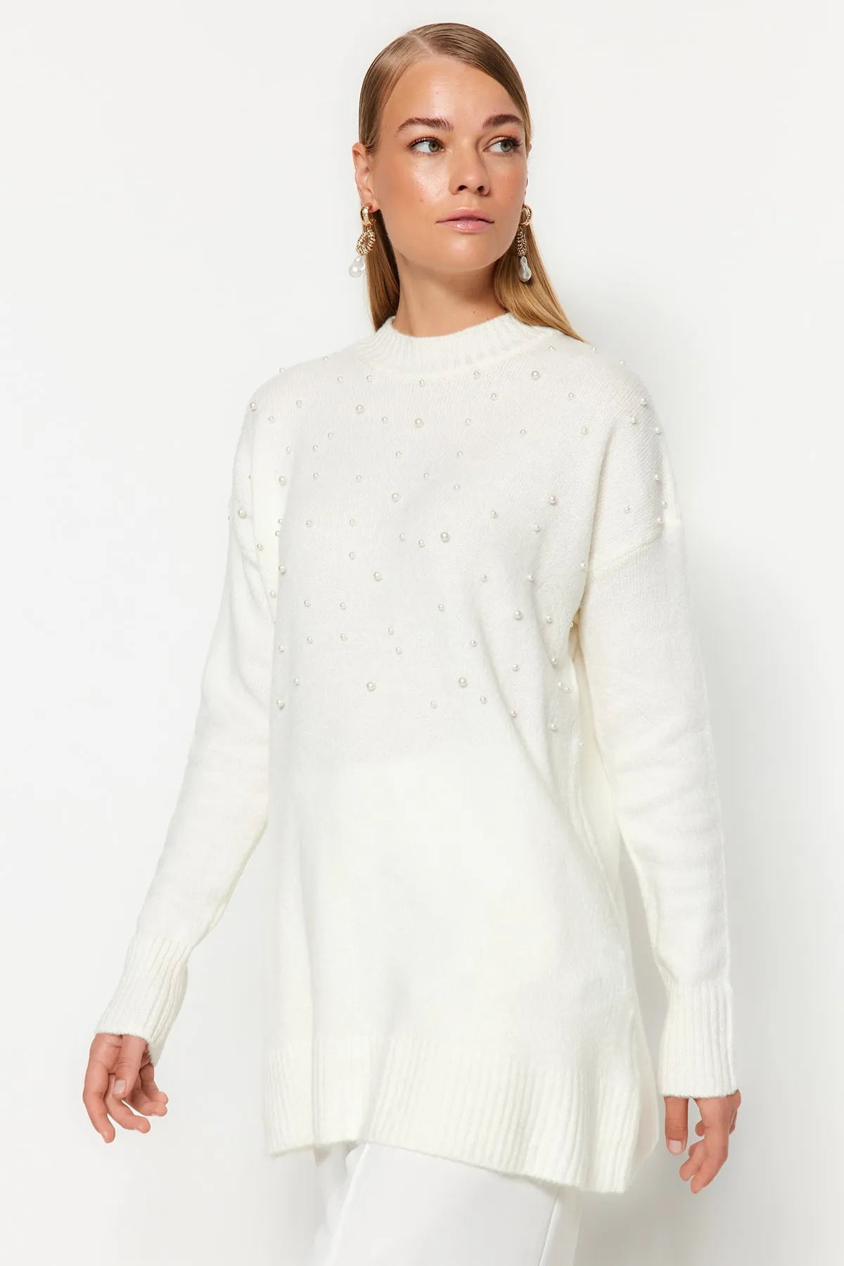 Trendyol Modest  Strickpullover mit Perlendetails in Ecru TCTAW24AK00131