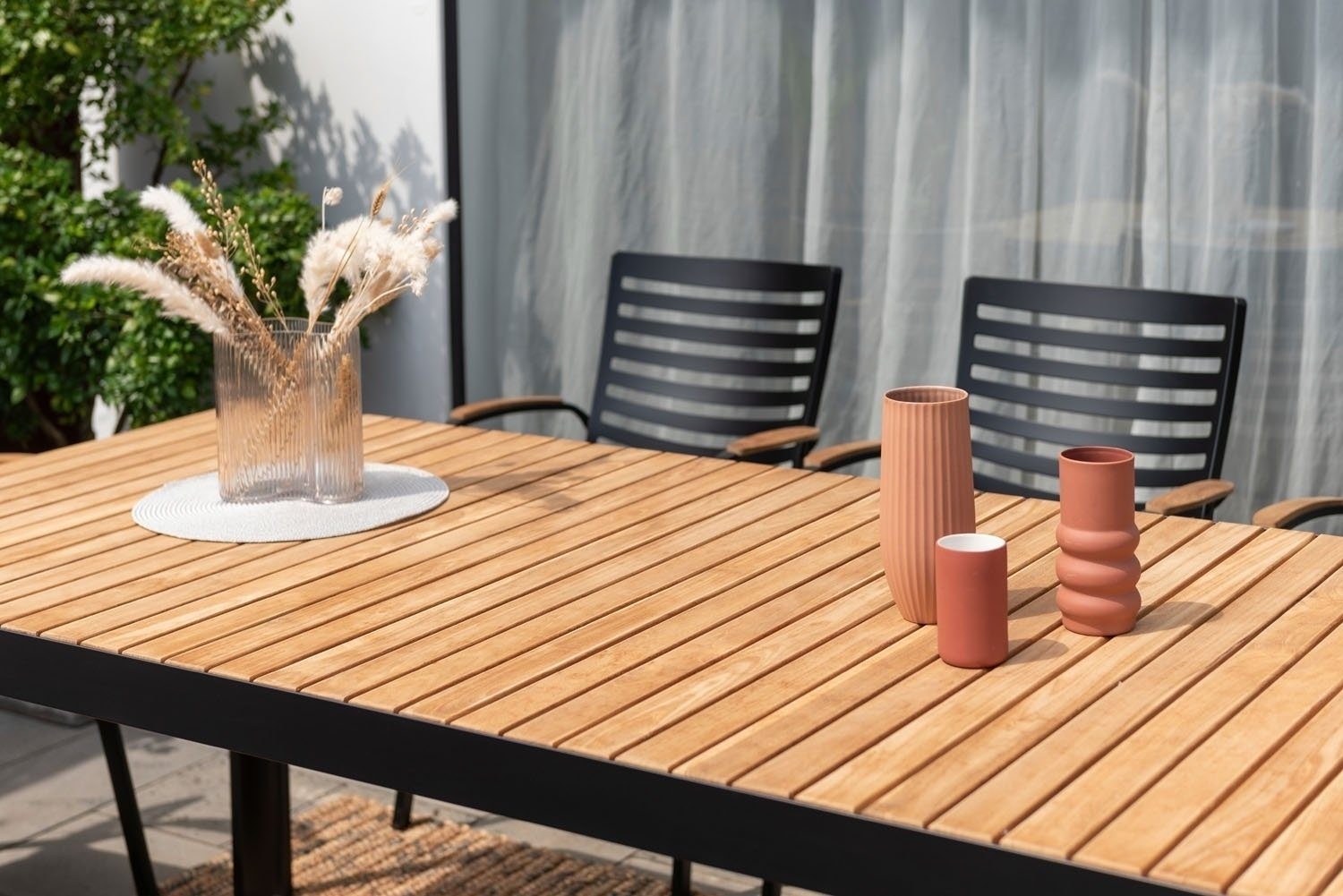 Outdoor Gartentisch PORTALS, 209 x 95 cm, Aluminium, Braun, Schwarz, Tischplatte aus Teakholz