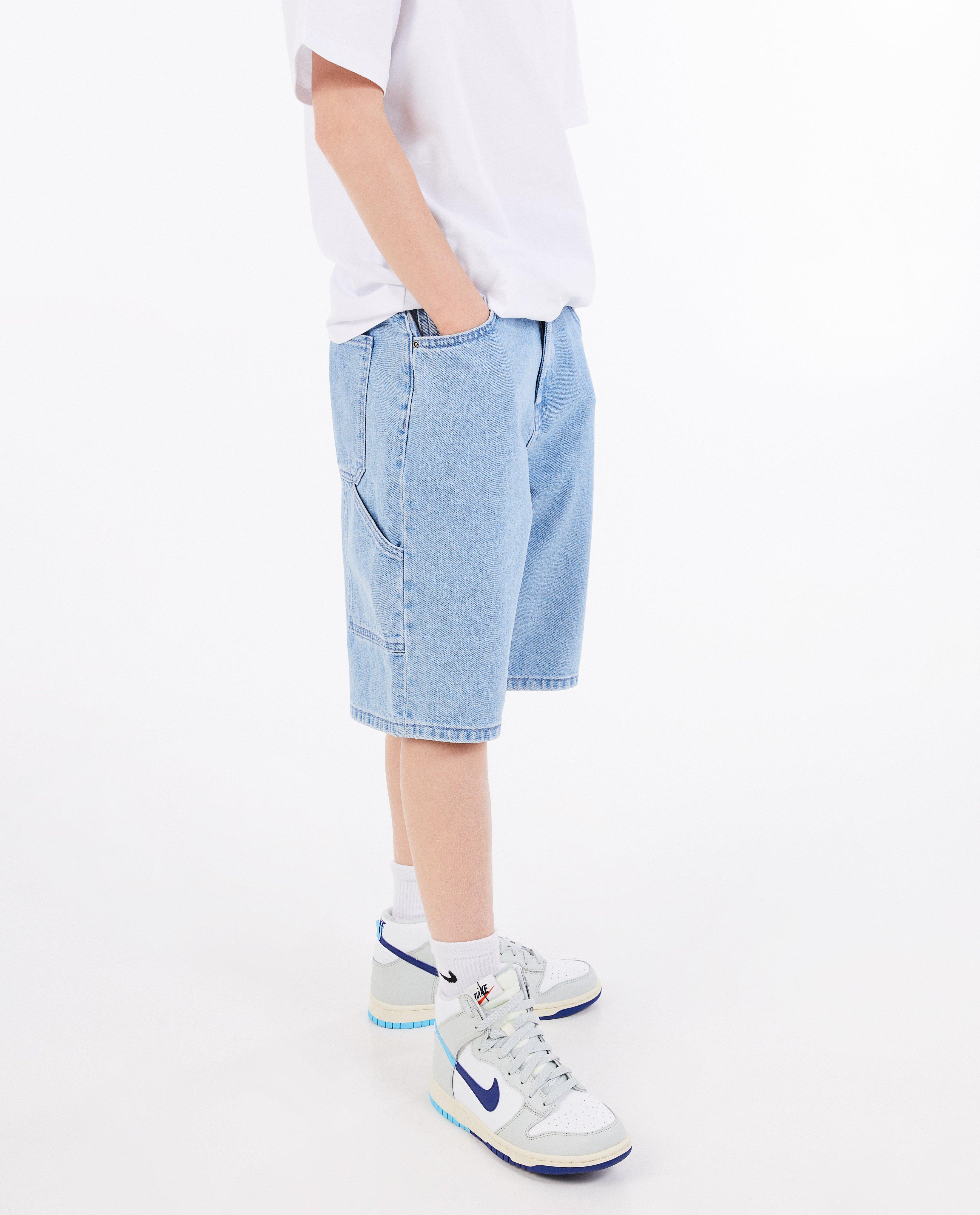 Pantaloni scurți din denim albastru deschis Fish & Chips, croială skater, albastru deschis