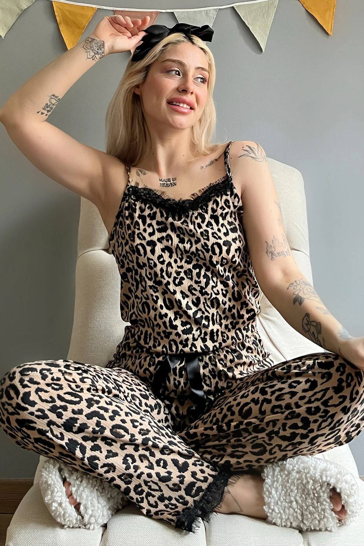 Pijamaevi  Gestricktes Damen-Pyjama-Set mit braunem Leopardenmuster und Spitzenband