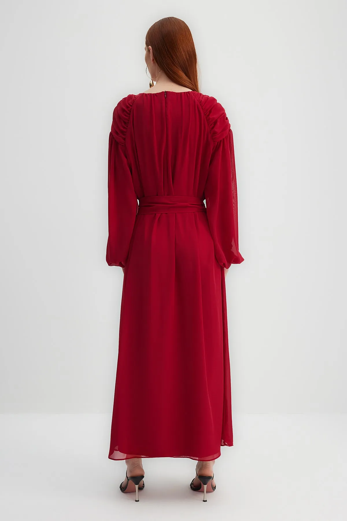 Trendyol Modest  X Kevser Sarıoglu Fuchsia Chiffon-Abendkleid mit drapierten Schultern und Gürtel TCLSS23DB00005