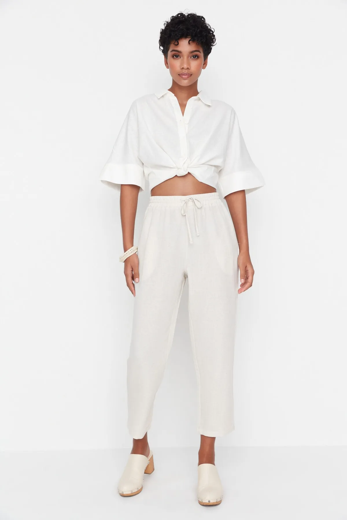 Trendyol Collection  Beigefarbene Webhose mit Bindedetail TWOSS22PL00077