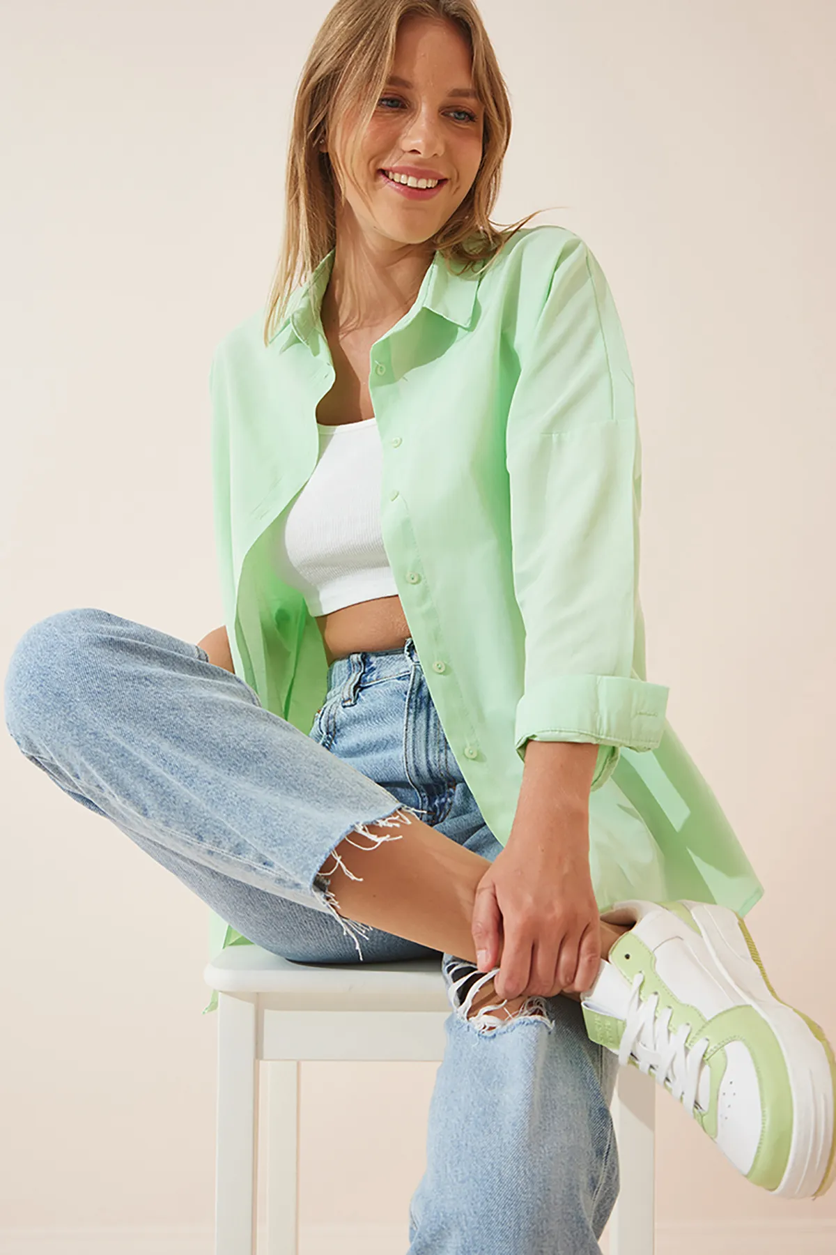 Happiness İstanbul  Hellgrünes, langes Oversize-Basic-Shirt für Damen DD00842