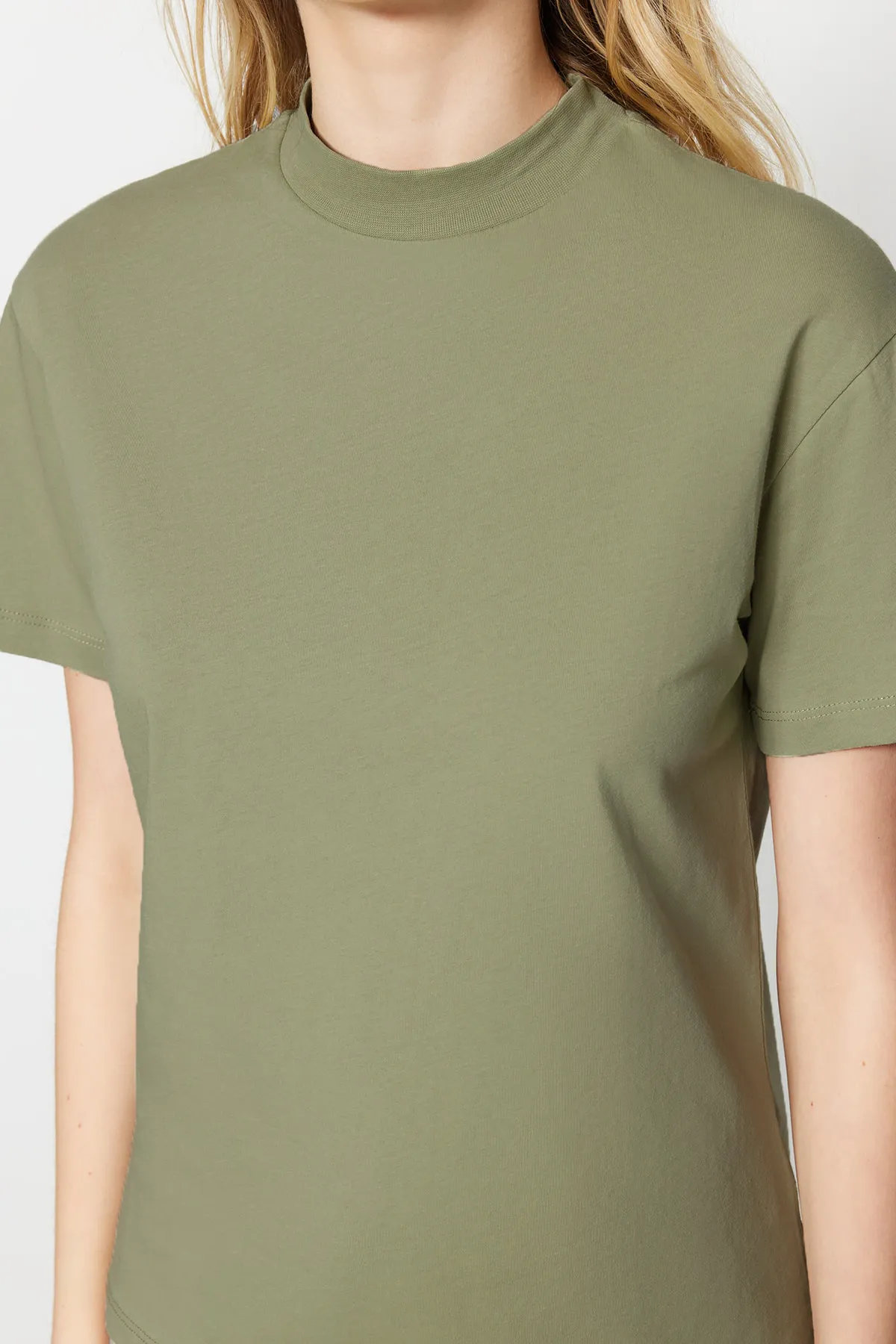Trendyol Collection  Ölgrün-Grau, 2er-Pack Basic-Strick-T-Shirts aus 100 % Baumwolle mit Stehkragen TWOSS20TS1500