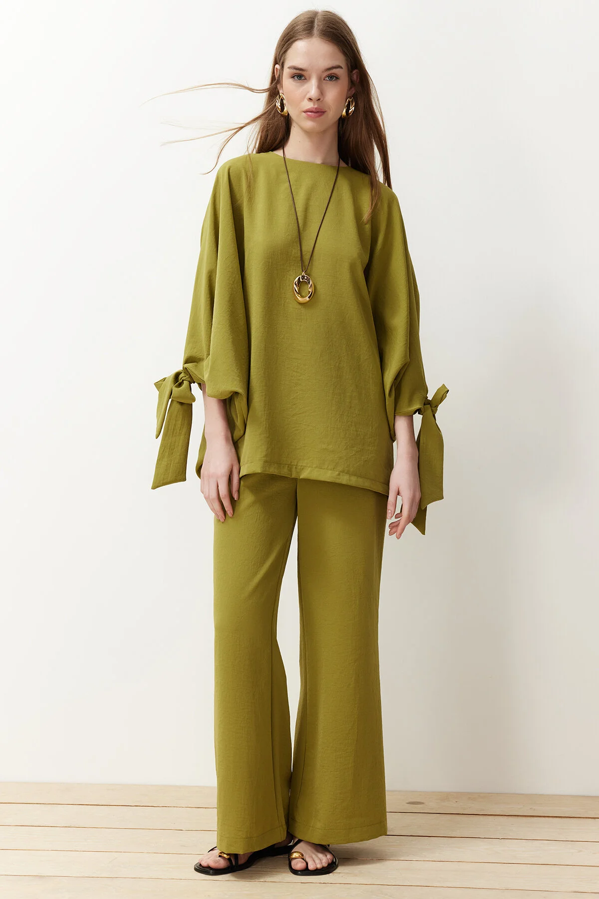 Trendyol Modest  Grünes gewebtes Aerobin-Tunika-Hosen-Set mit Fledermausärmeln TCTSS23US00043