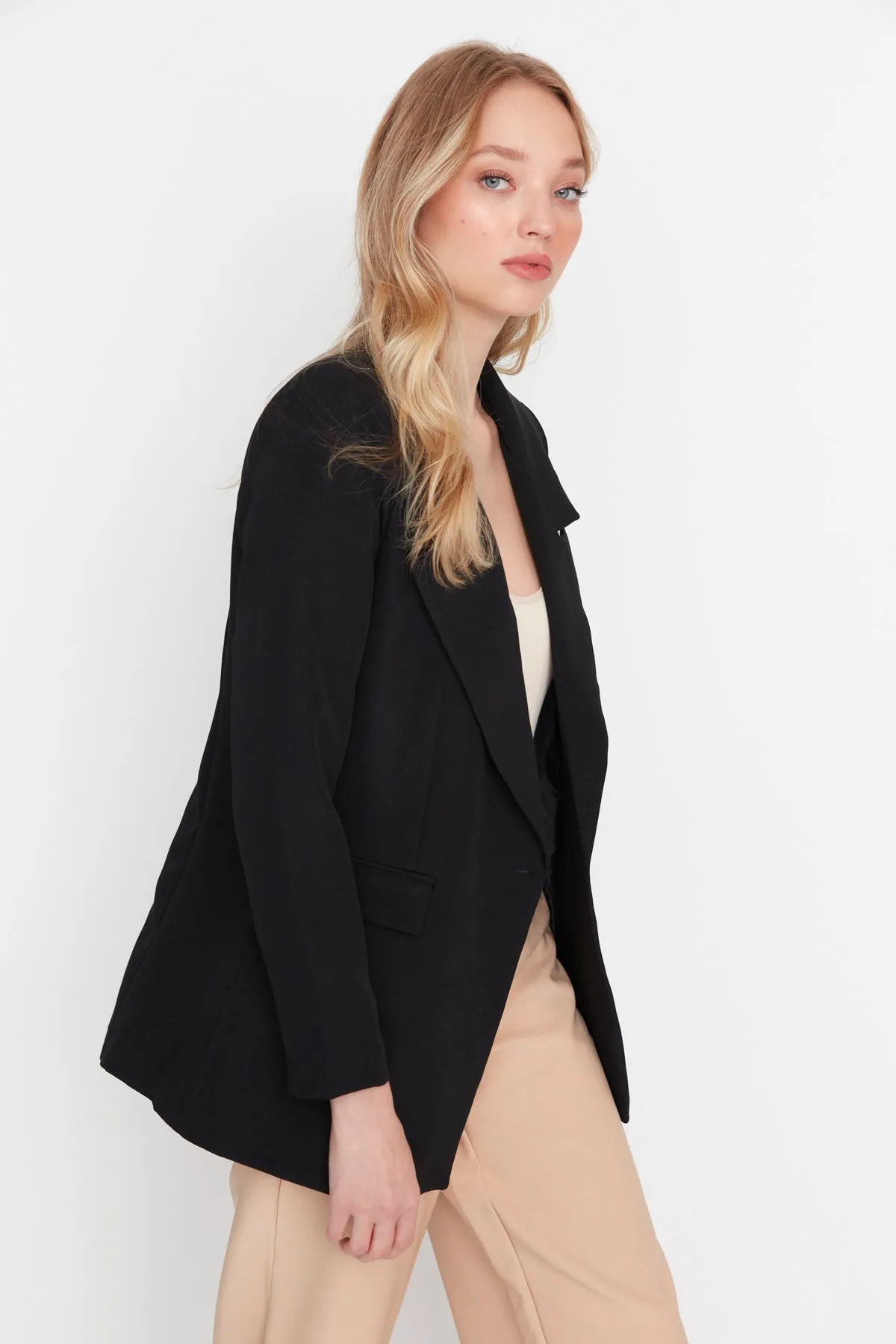 Trendyol Collection  Schwarzer, normal gefütterter, zweireihiger, gewebter Blazer mit Verschluss TWOSS20CE0059