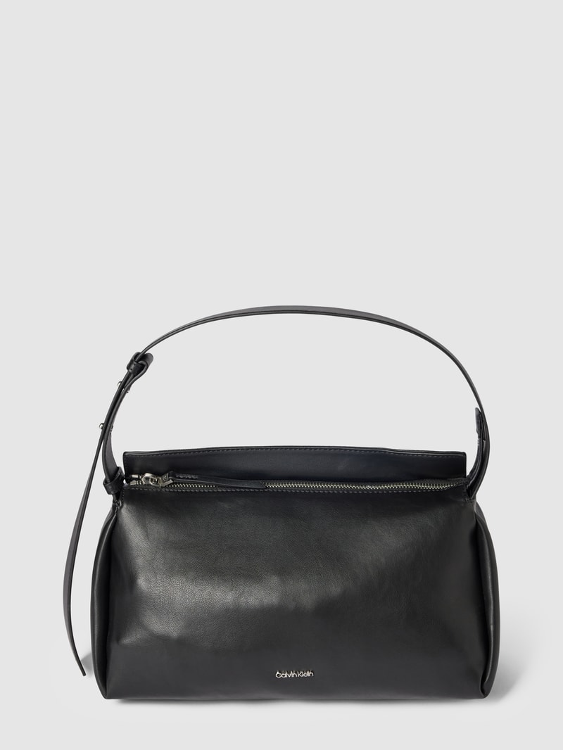 Pochette mit Label-Detail in schwarz