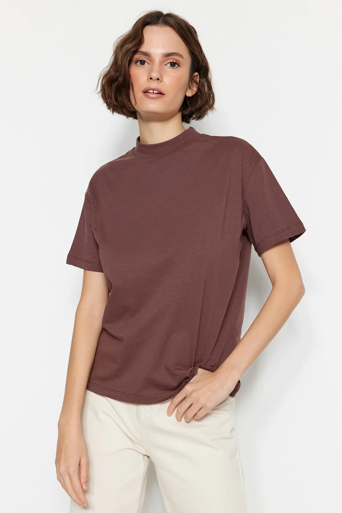 Trendyol Collection  Braun-Beige 2er-Pack Basic-Strick-T-Shirts mit Stehkragen aus 100 % Baumwolle TWOSS20TS1500