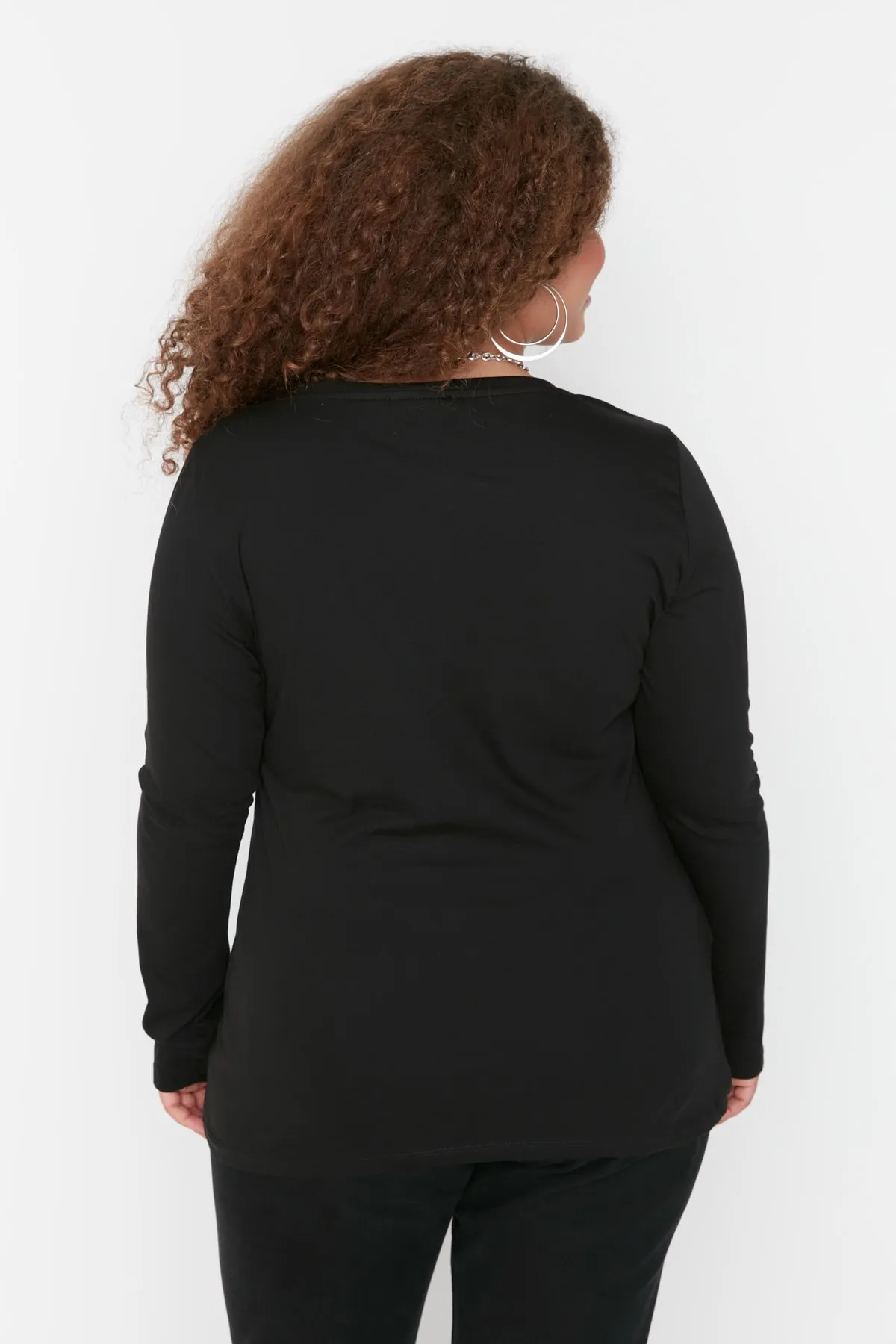 Trendyol Curve  Schwarzes langärmliges Strick-T-Shirt mit Rundhalsausschnitt TBBAW23BF00004