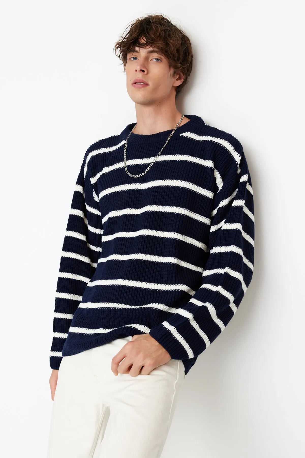 Trendyol Collection  Marineblauer Unisex-Strickpullover in Oversize-Passform, weiter Passform, Rundhalsausschnitt, TMNAW23KZ00285